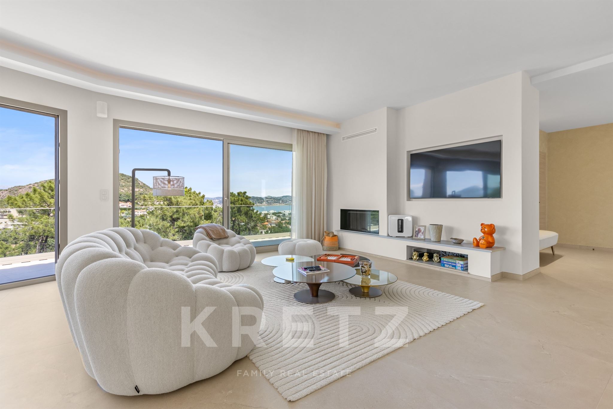 ÉCRIN D’EXCEPTION : VILLA HYPER-LUXE AVEC VUE FÉERIQUE SUR LA BAIE DE CANNES