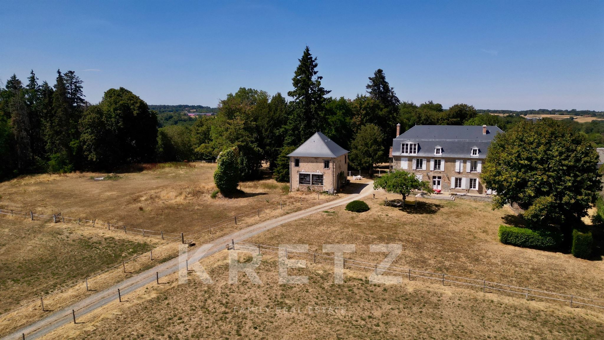 Maison de famille de caractère avec domaine de 8,8 hectares