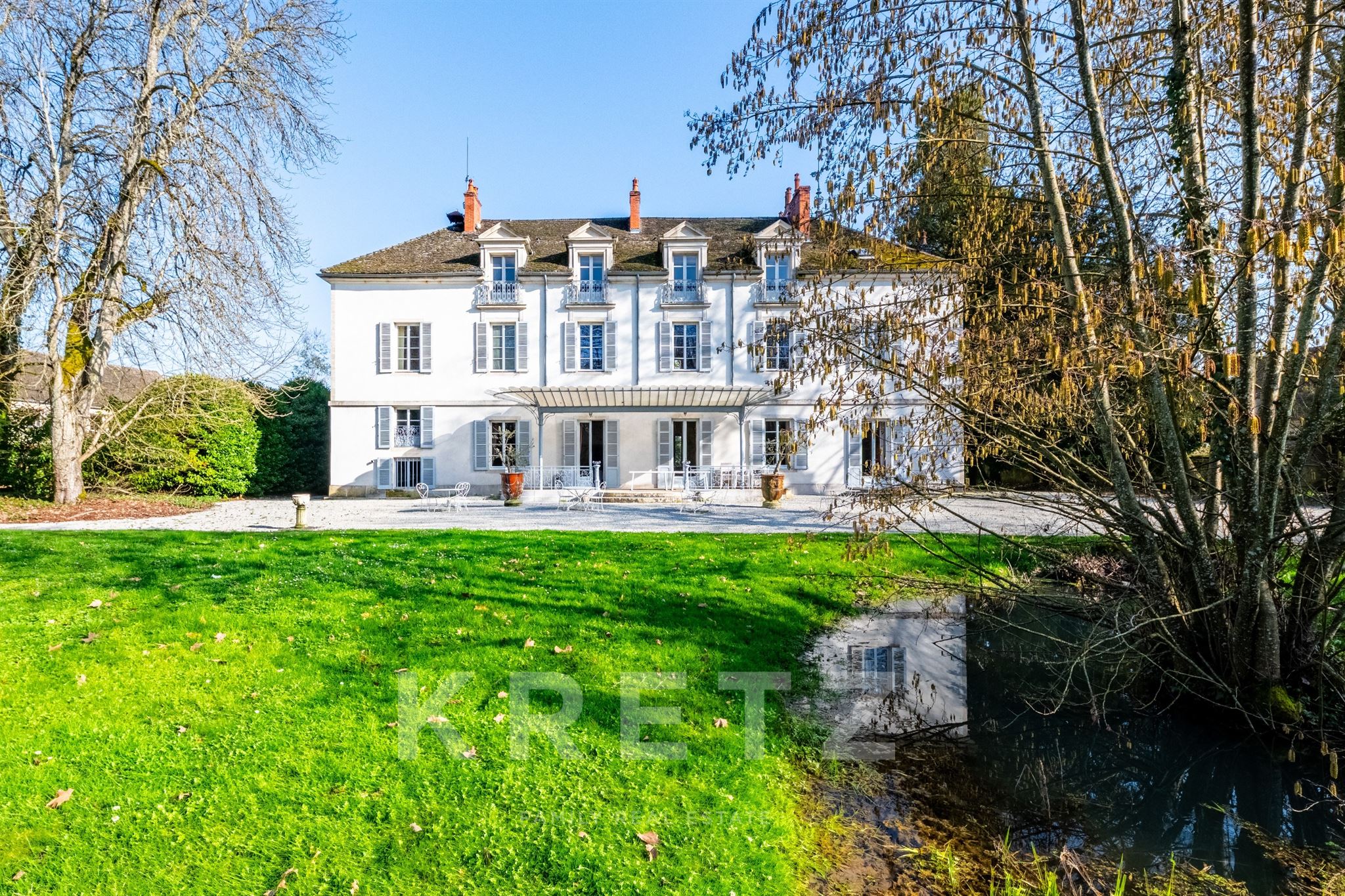 Historic Burgundy Estate near Beaune - 10,7 Acres, Pool, Guest houses et Parkland