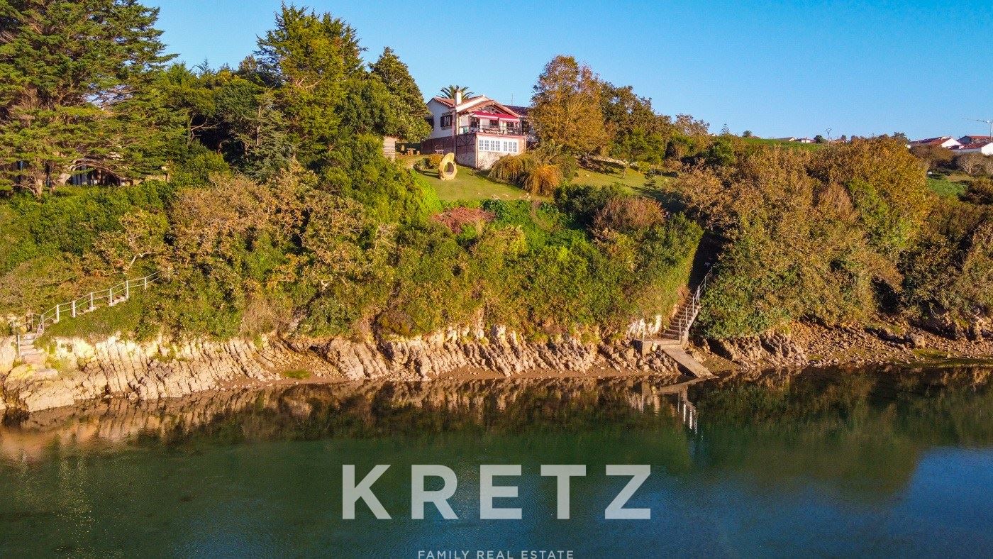 House with private jetty in the Oyambre estuary (Cantabria)