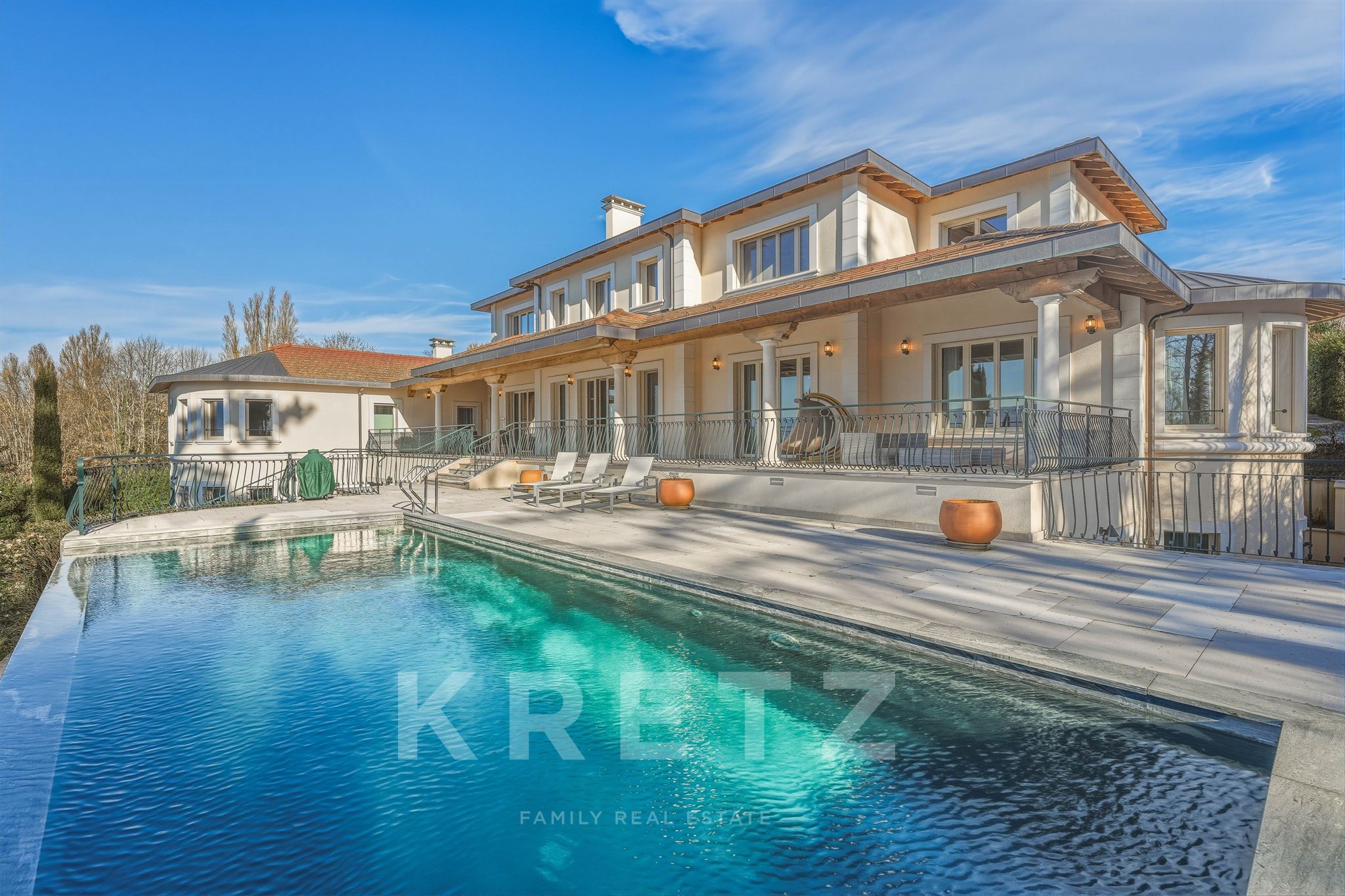 CHENS-SUR-LEMAN: Majestic and Exclusive Waterfront Estate