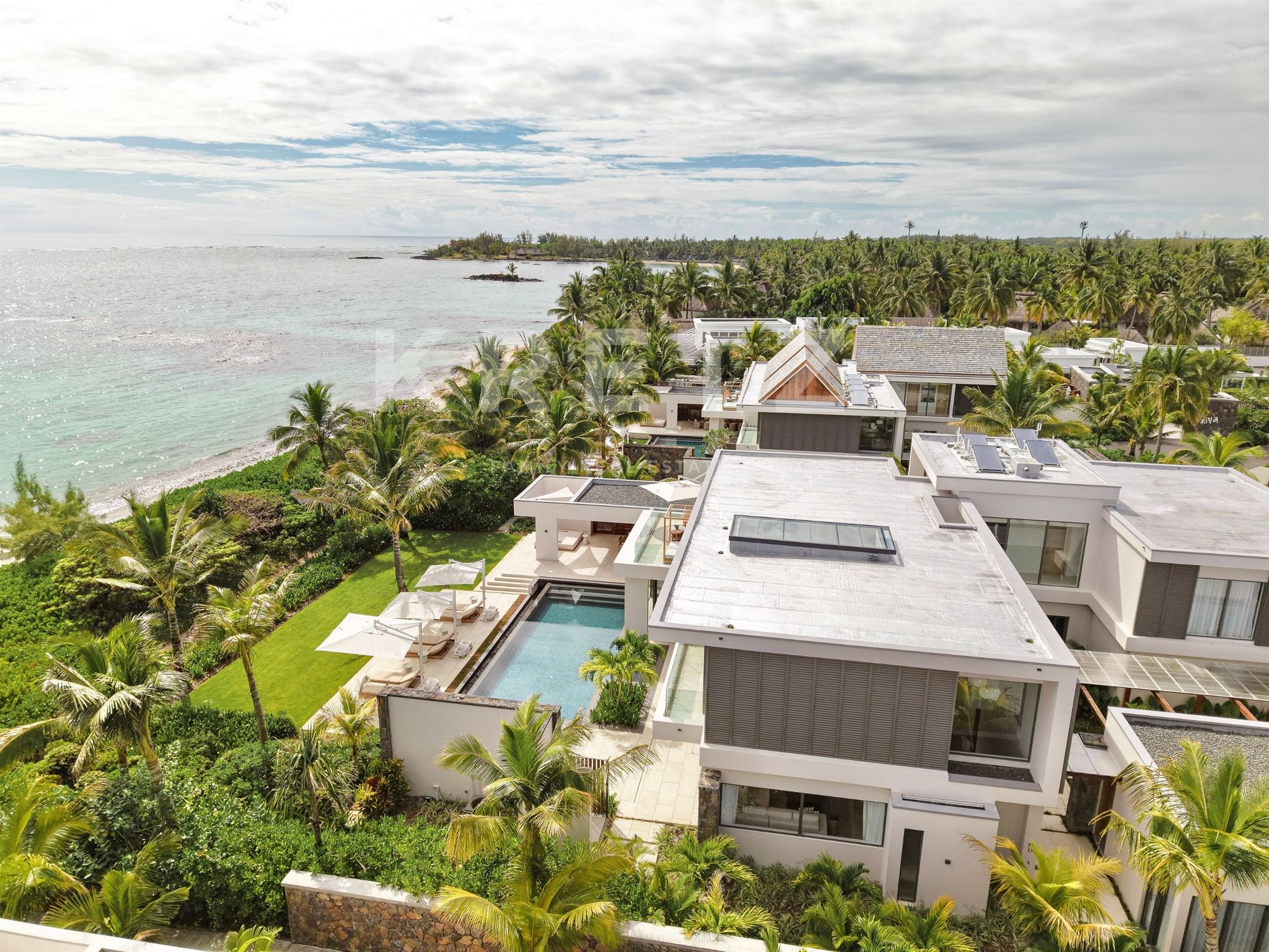 Exclusivity – Modern Beachfront Villa, Private Peninsula & 5* Hotel Access