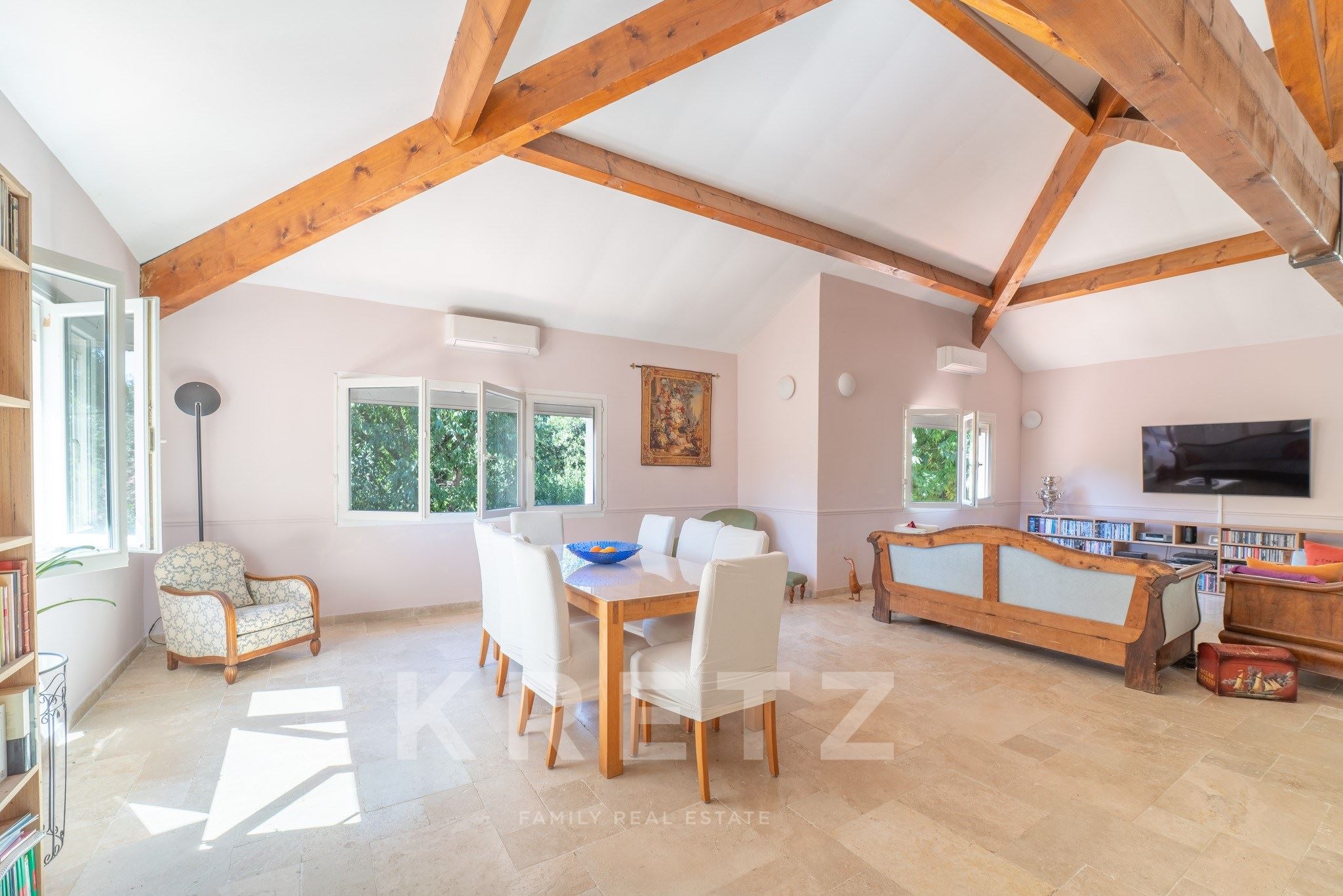 Maison rénovée de 278m2 avec dépendances et piscine dans un écrin de verdure de 3000m2