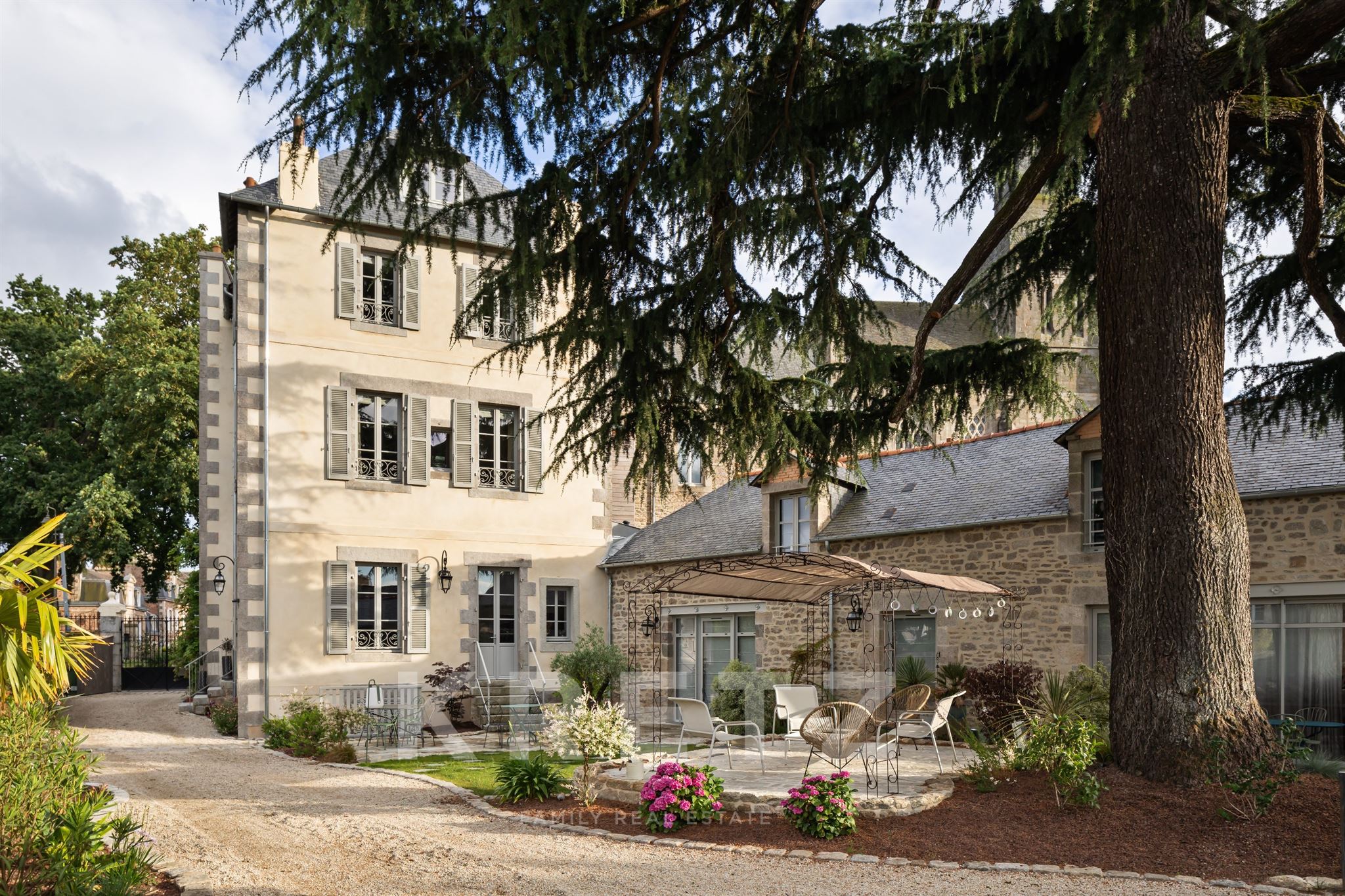 Propriété rare à Dinan — Hôtel particulier, gîte et longère de prestige