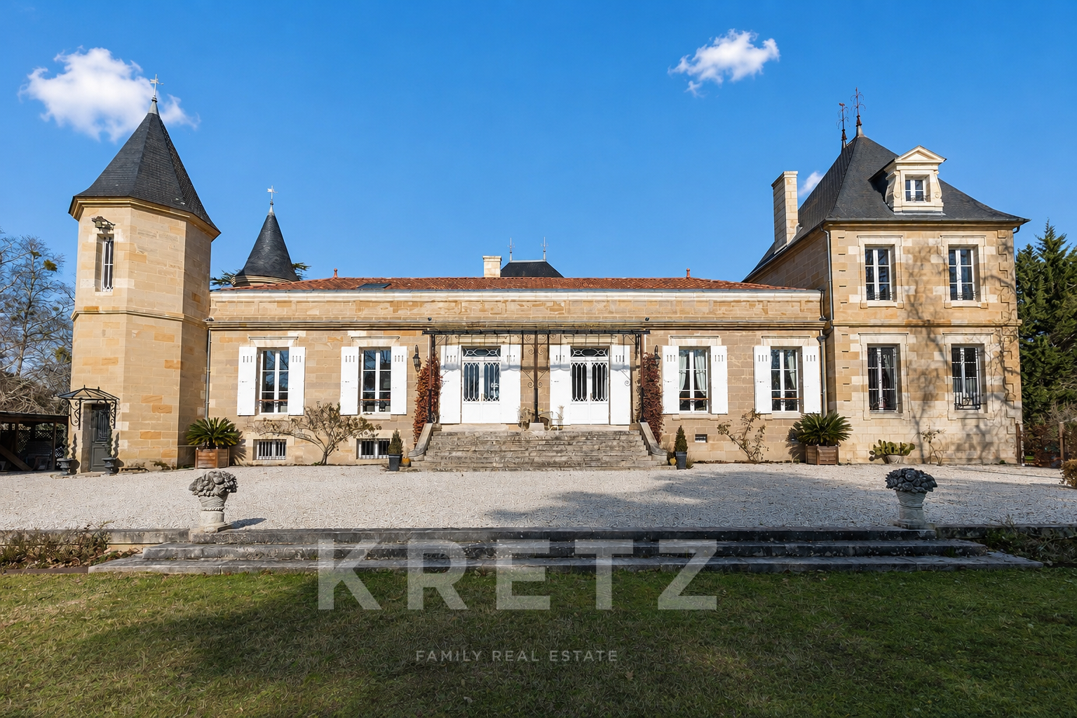 Restored family manor house in Léognan, 623m², magnolia-filled grounds, swimming pool