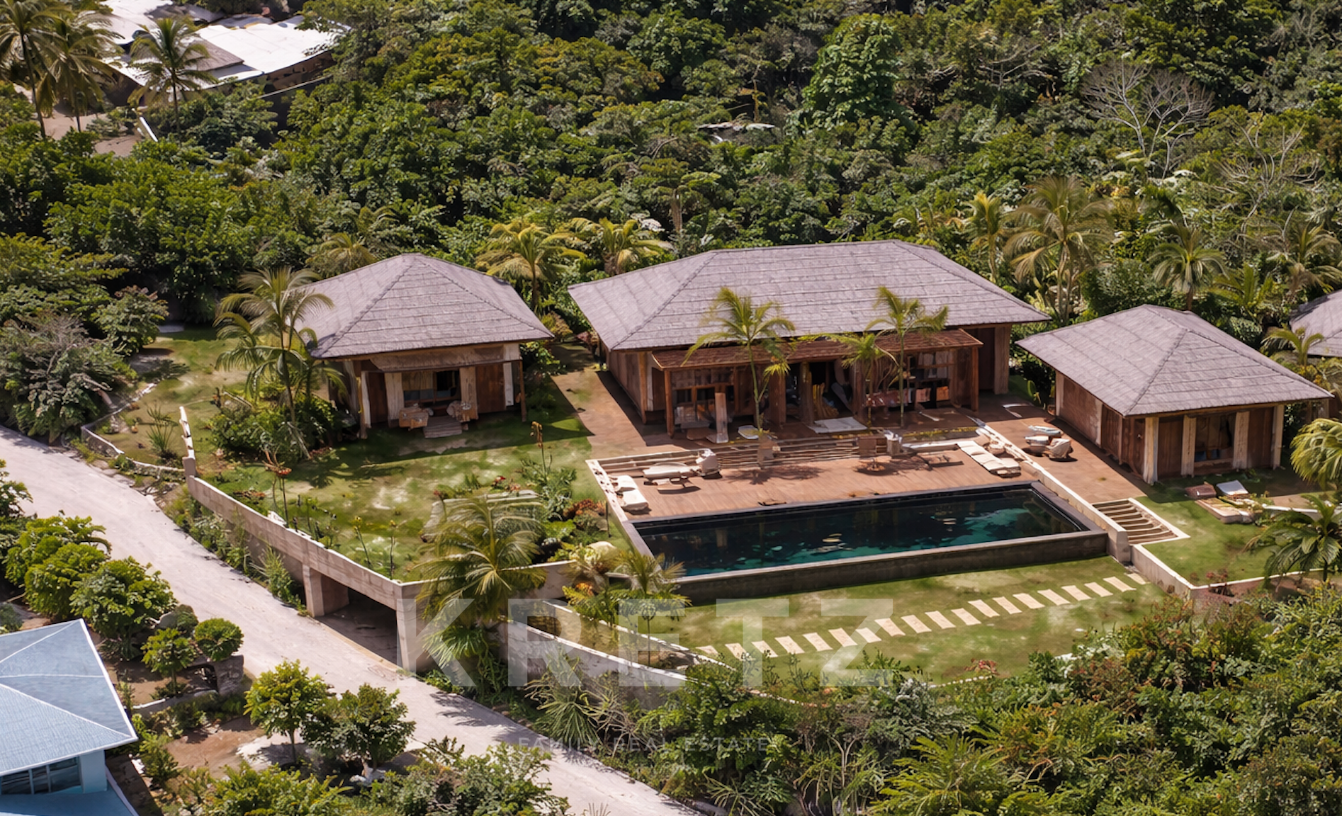 Plot with building permit overlooking Pointe Milou and the ocean