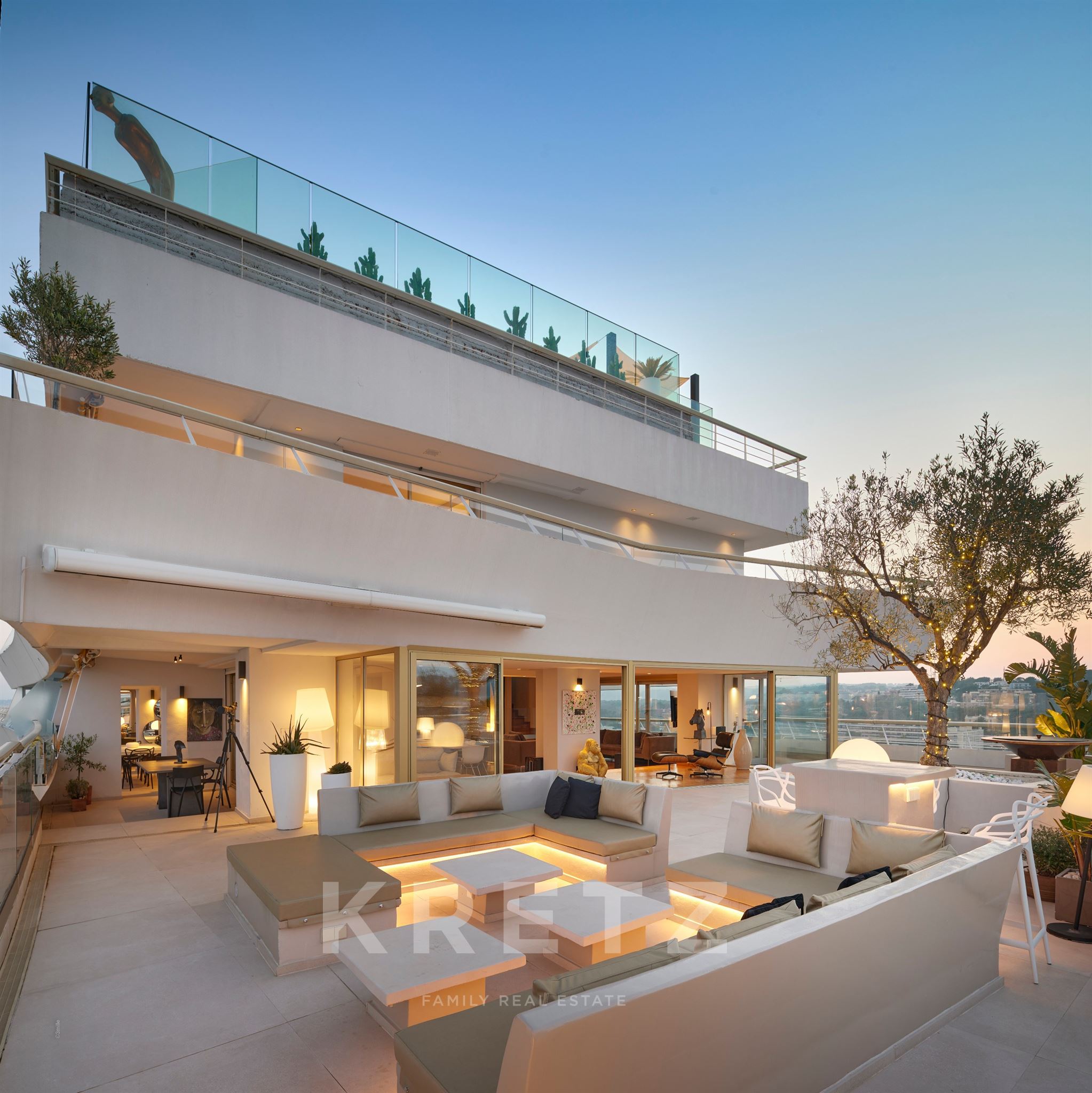 UNIQUE PENTHOUSE WITH A PRIVATE POOL ON THE ROOF