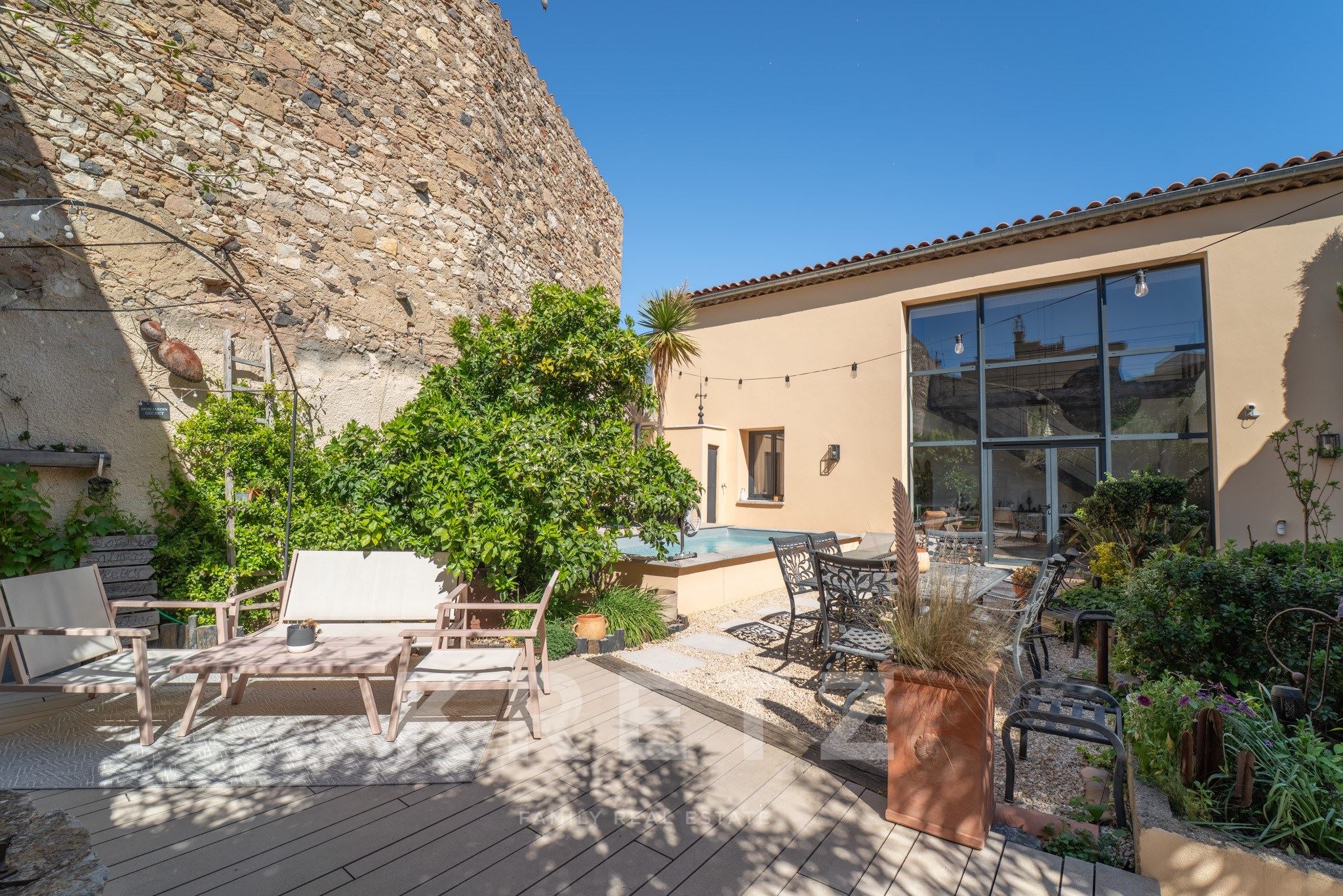 A renovated former wine storehouse near the beaches