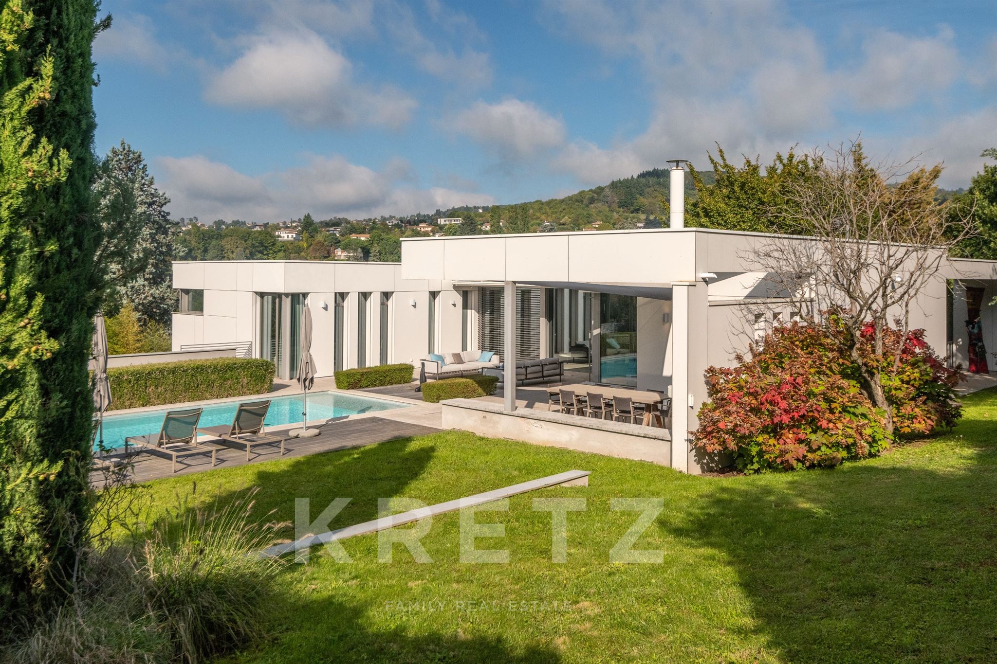 SAINT-CYR-AU-MONT-D’OR – VILLA D’ARCHITECTE CONTEMPORAINE – 293 M² – 4 CHAMBRES – PISCINE