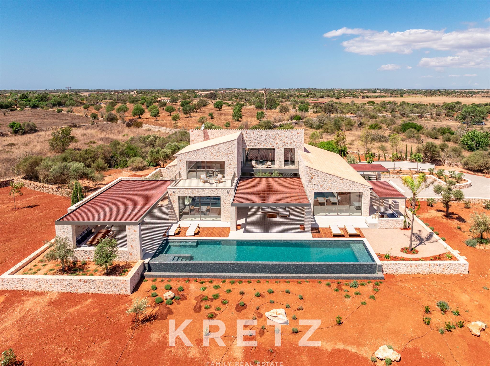 Modern and refined finca, just three minutes from the idyllic beaches of Cala Llombards and Cala S'A