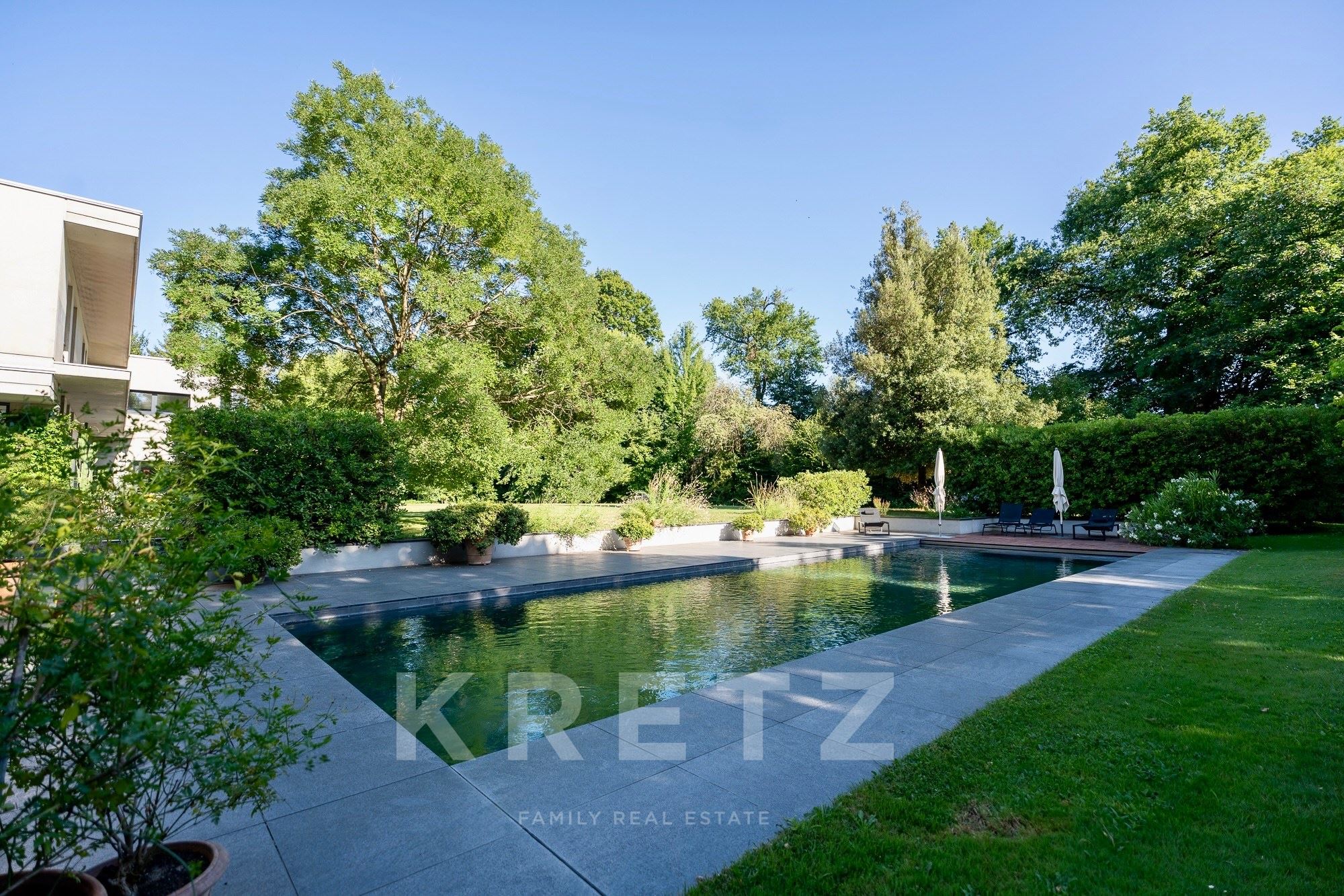 Contemporary villa in poured concrete