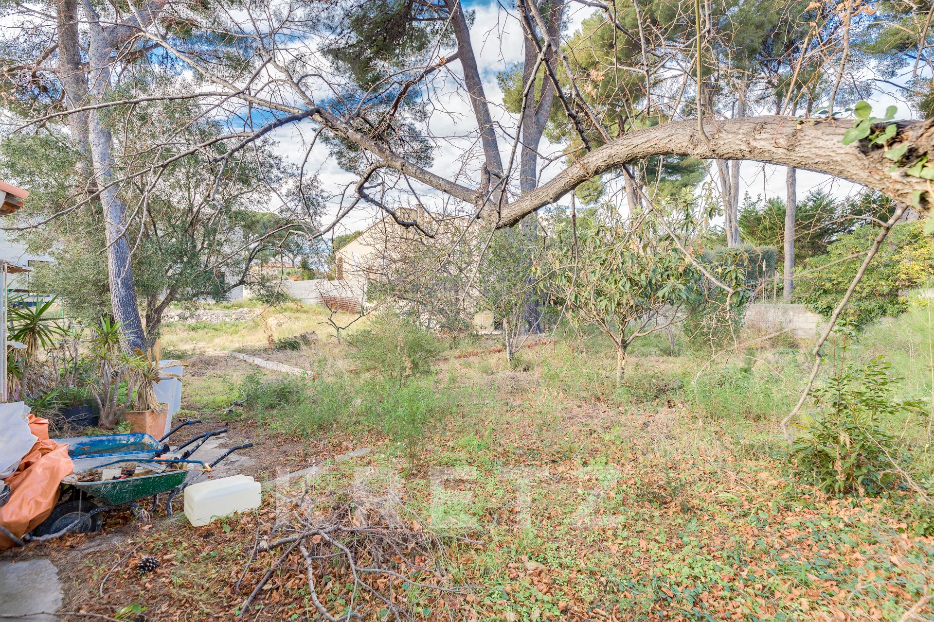 1000m2 plot ideally located 1min walk from the sea