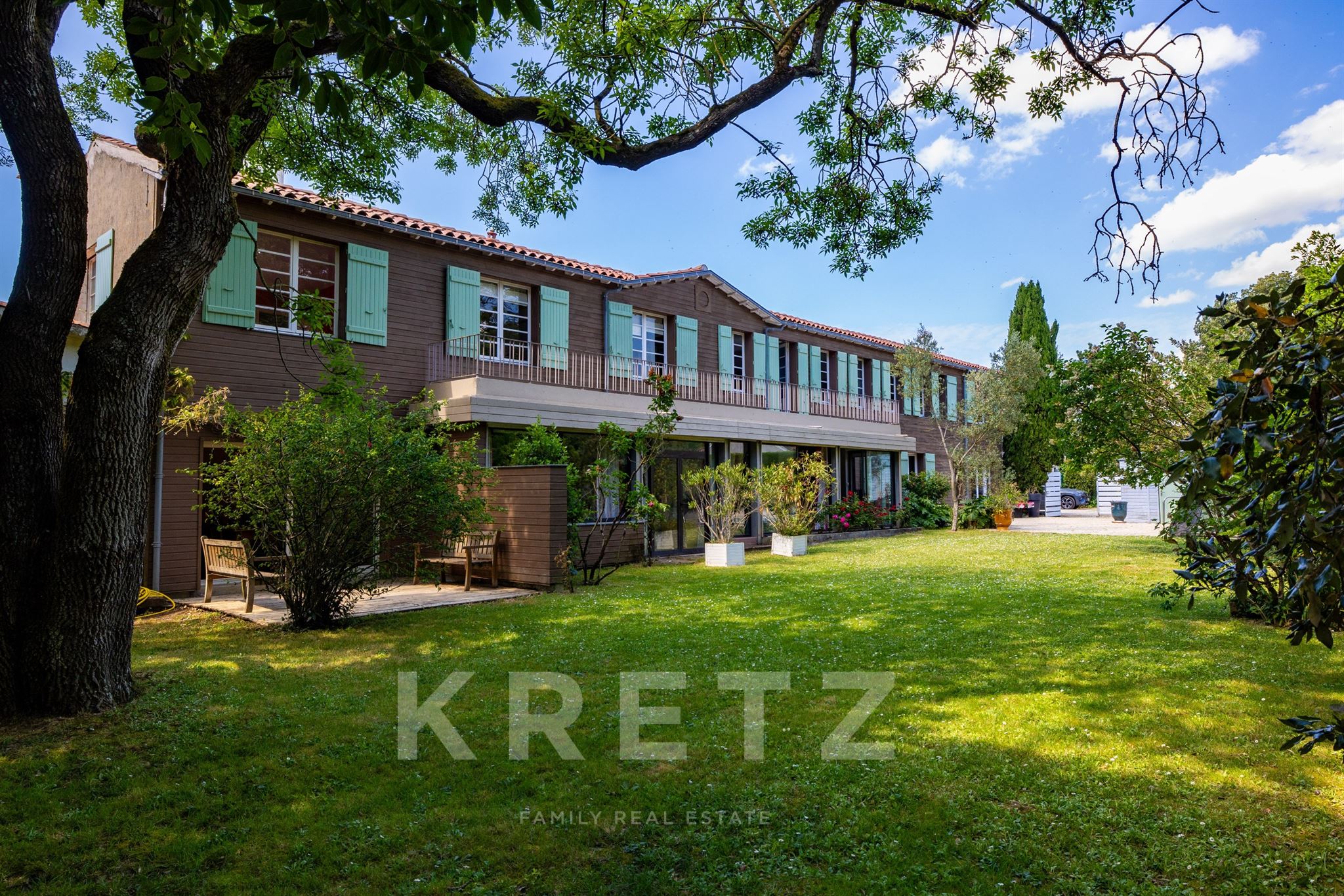 Elegant family property with guest house and swimming pool