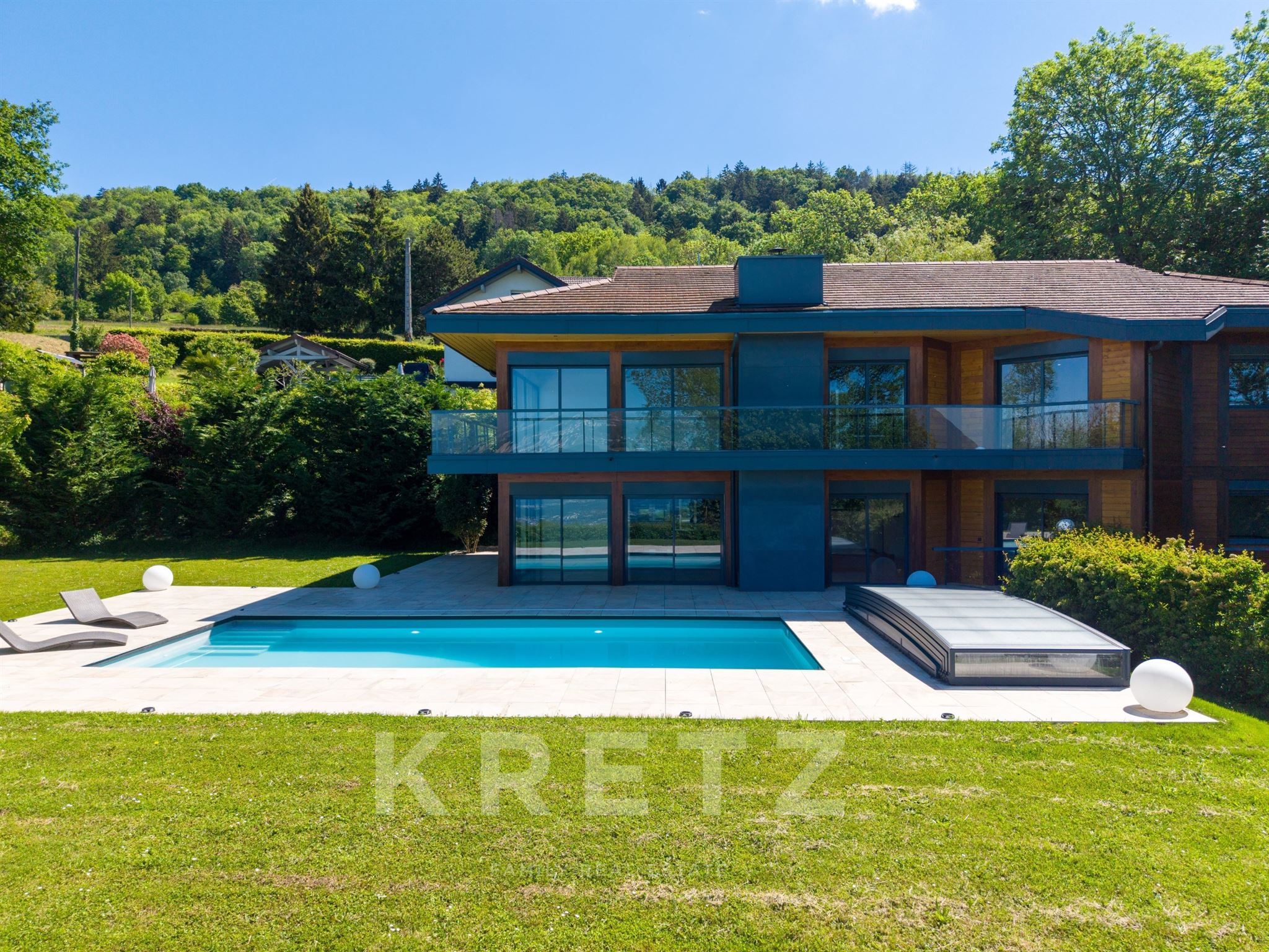 LUCINGES (74380) – SPLENDIDE PROPRIÉTÉ CONTEMPORAINE DE PRESTIGE DE 460 M² – VUE PANORAMIQUE ET PISC
