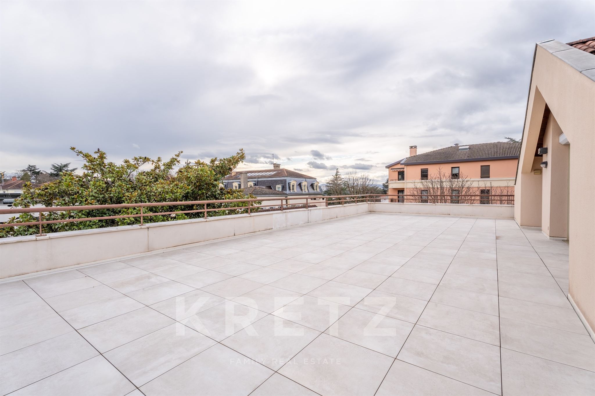 Top-Floor Apartment with 180° Terrace