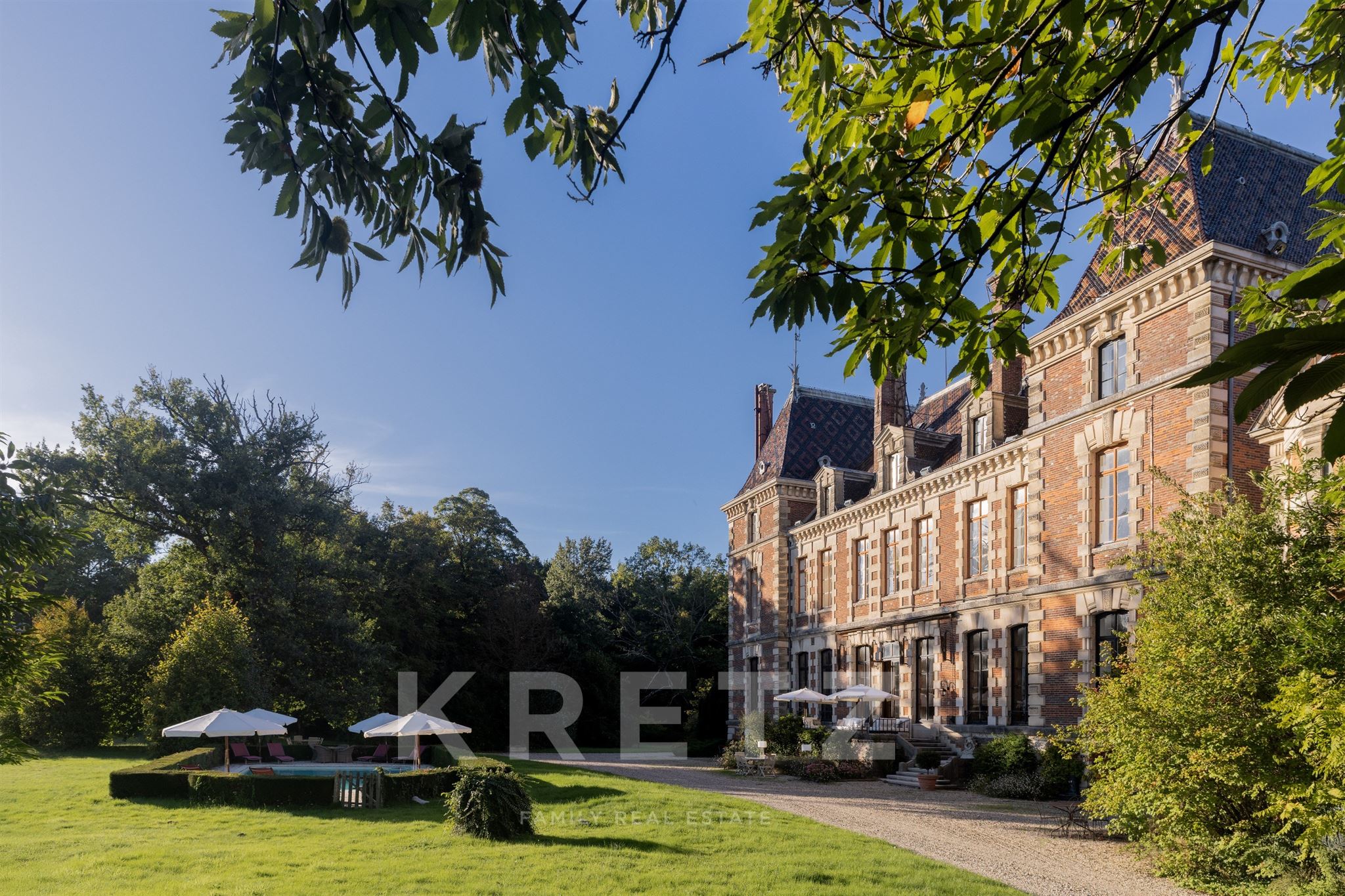 19th-century elegance: castle and 50-hectare estate 1 hour from Lyon