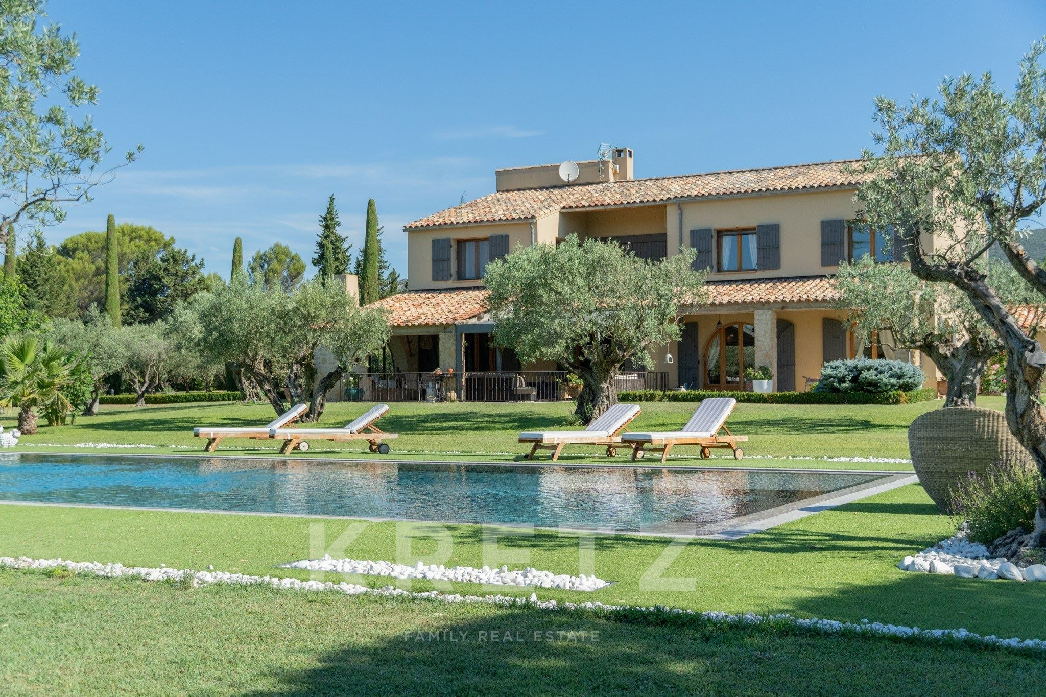 Maison provençale avec emplacement premium à pied de Lourmarin au cœur d’un parc aménagé de 1.7 hect