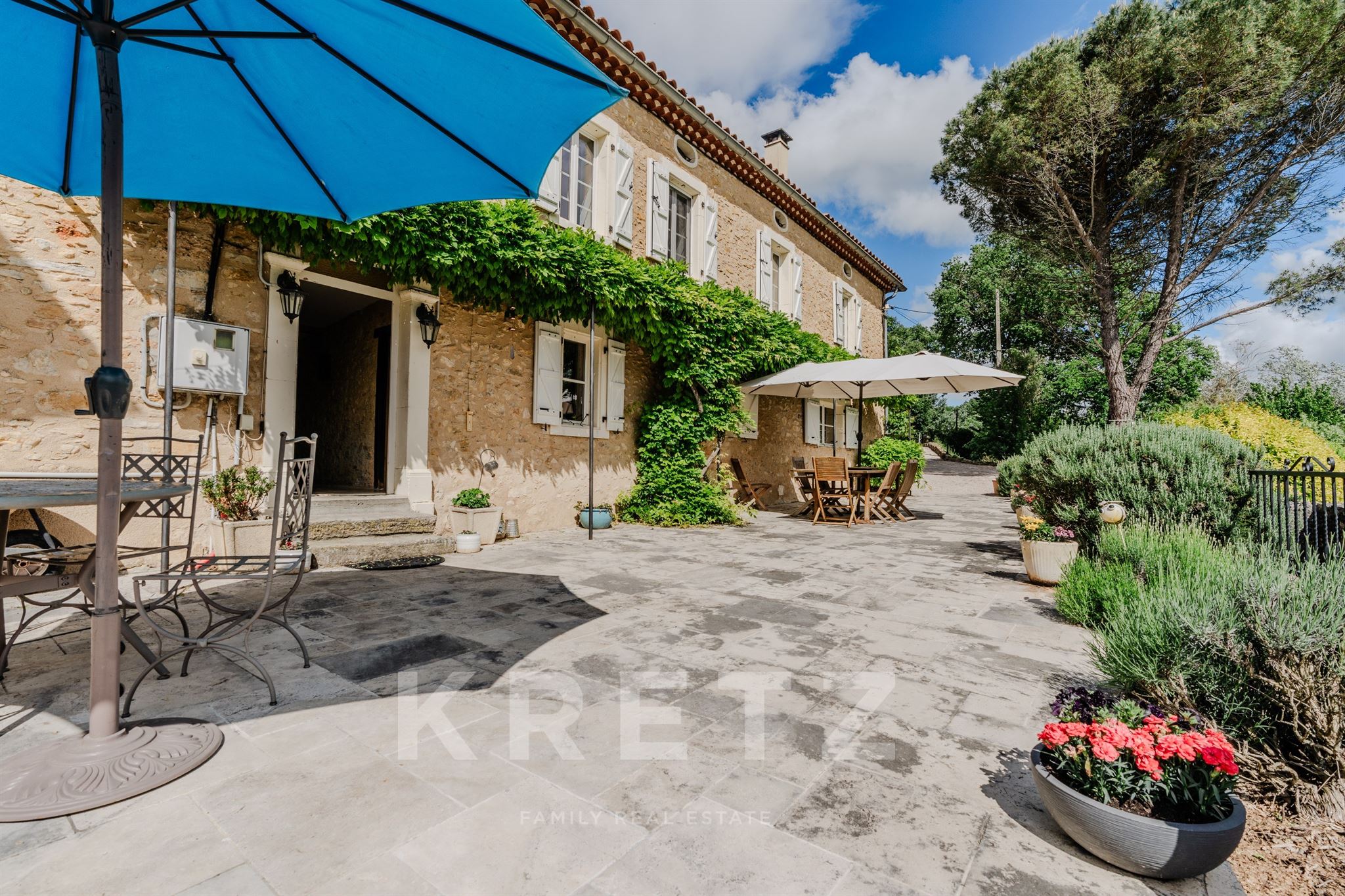 Character property with 6 bedrooms – 460 sqm – 5.7 hectares – pool – near Toulouse, South of France