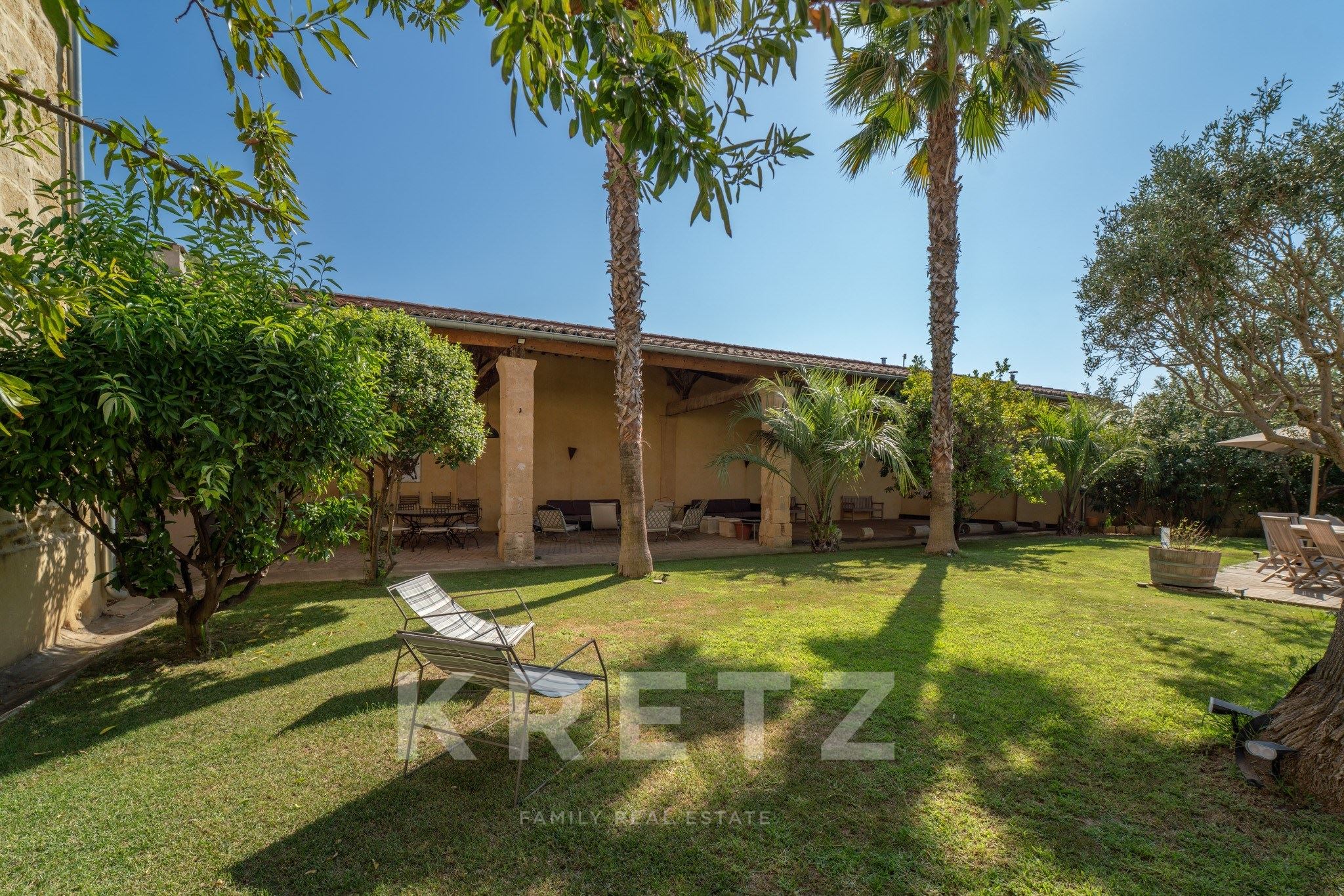 Exceptionnelle Maison de Maître avec jardin, piscine, garage et dépendances en coeur de village