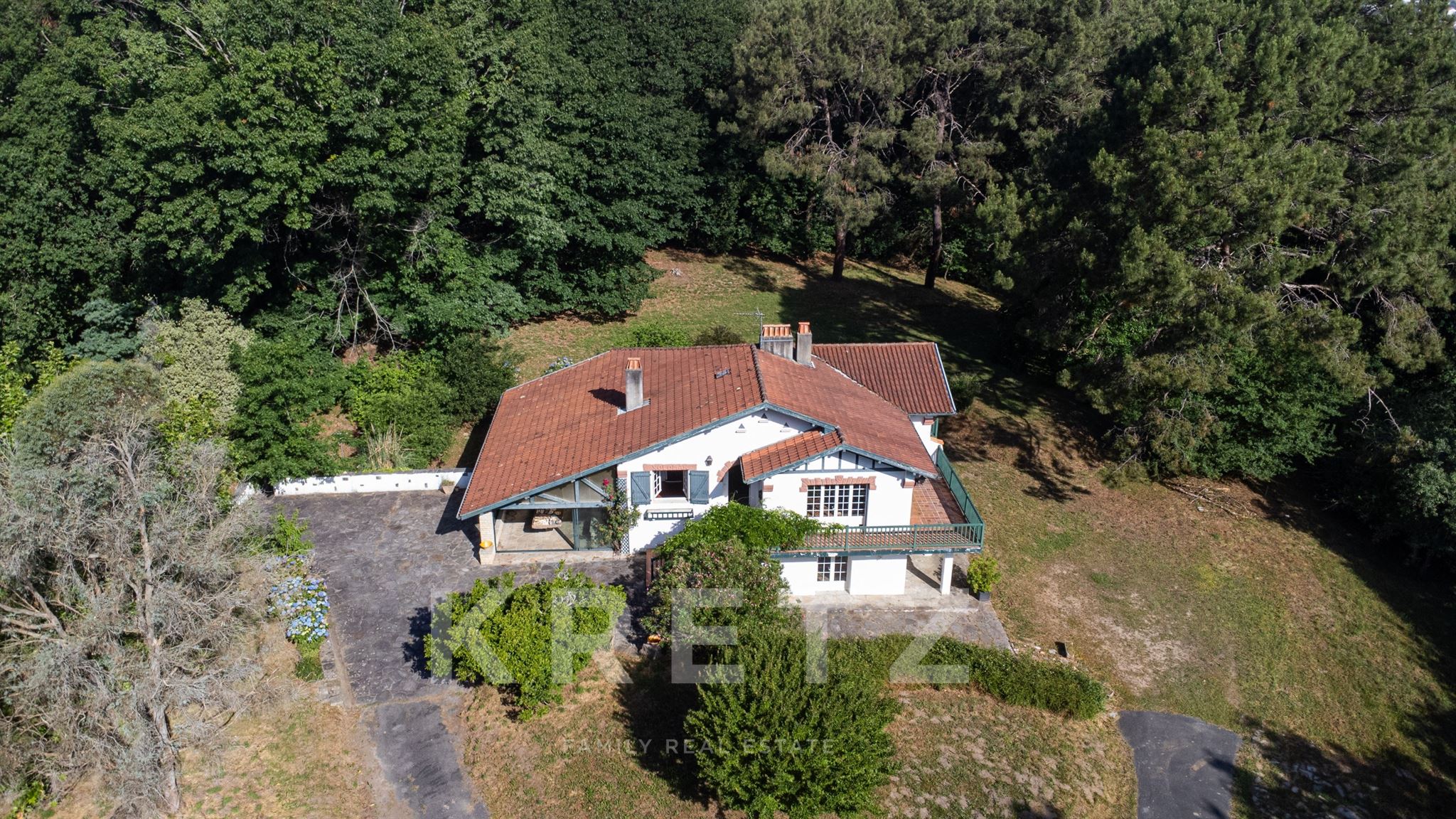 Bidart — Villa to Reinvent on 16,000 m² Piscinable Land