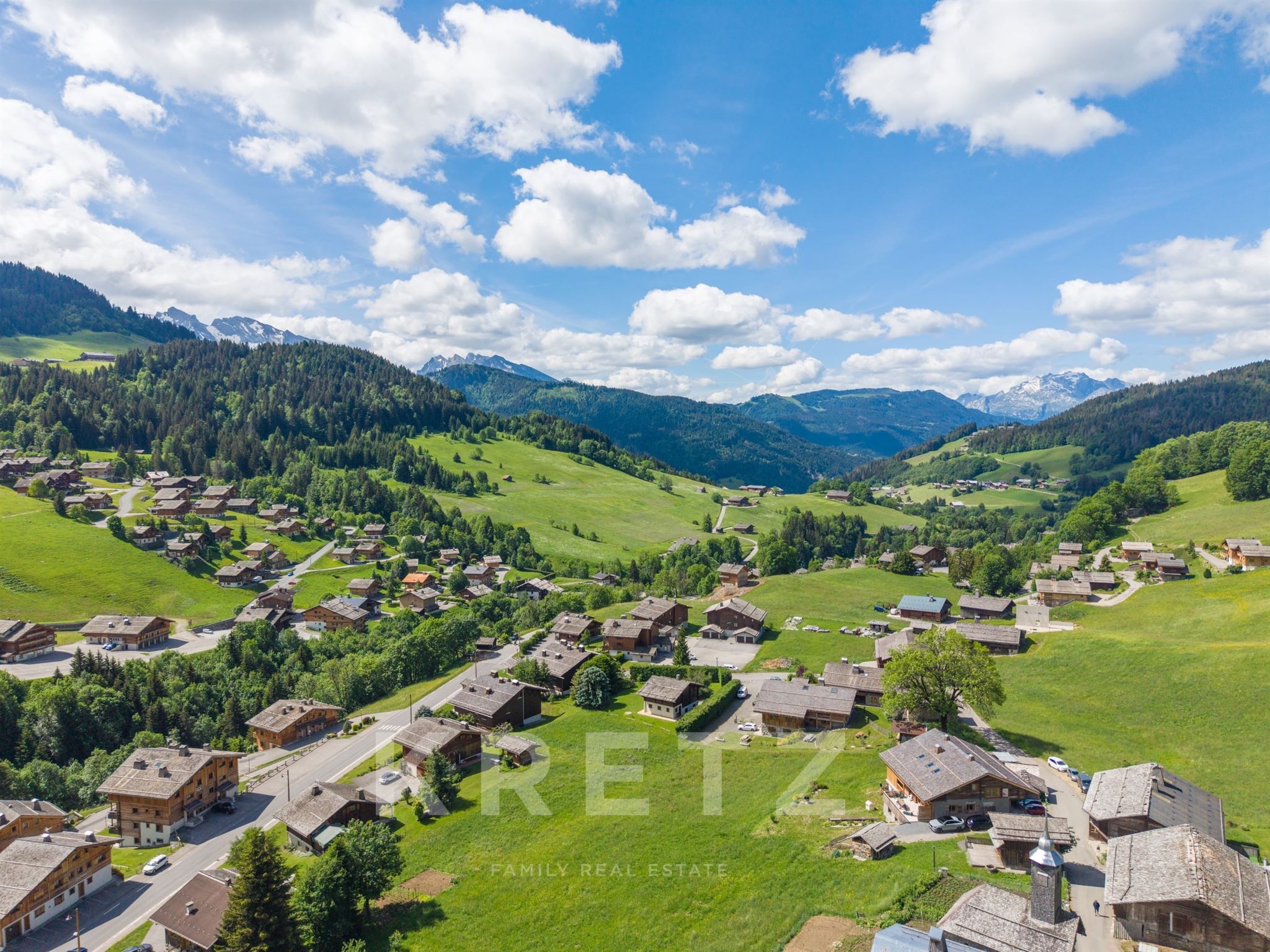 CHALET D’EXCEPTION AVEC PISCINE INTÉRIEURE, SPA ET VUE SUR LES ARAVIS