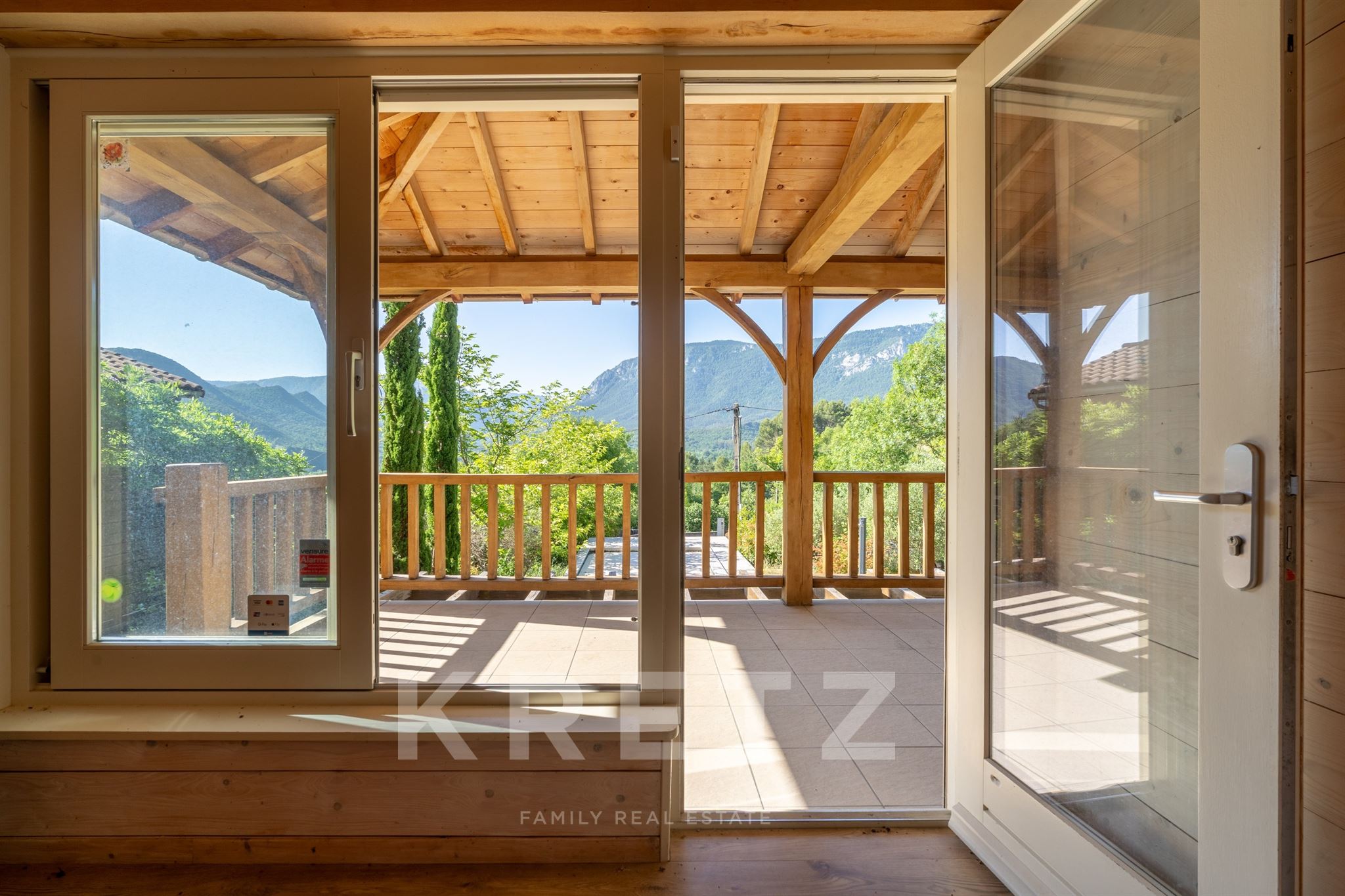 Una villa abierta al horizonte de los Pirineos, pensada tanto para vivir como para generar ingresos 