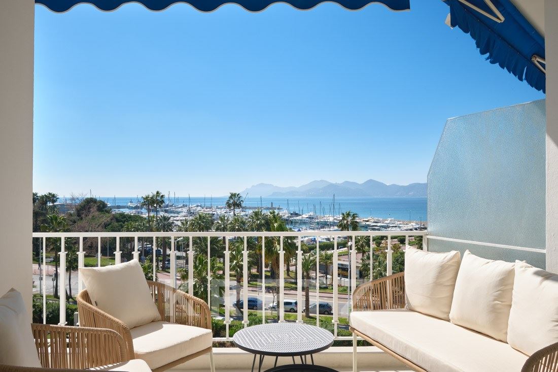 SEA VIEW 3 BEDROOMS APARTMENT IN CANNES