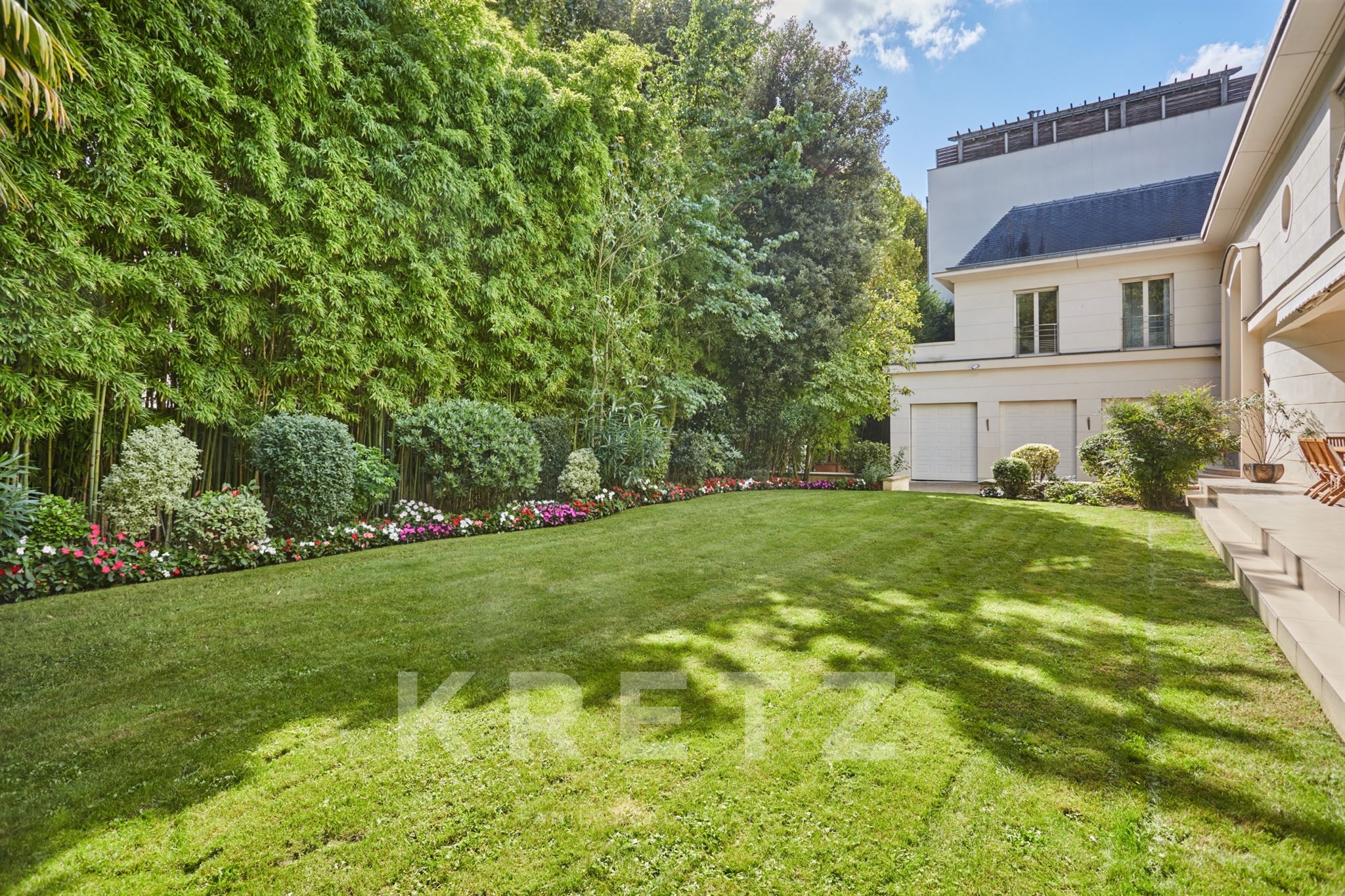 Architect-designed house with large garden and swimming pool on the banks of the Seine