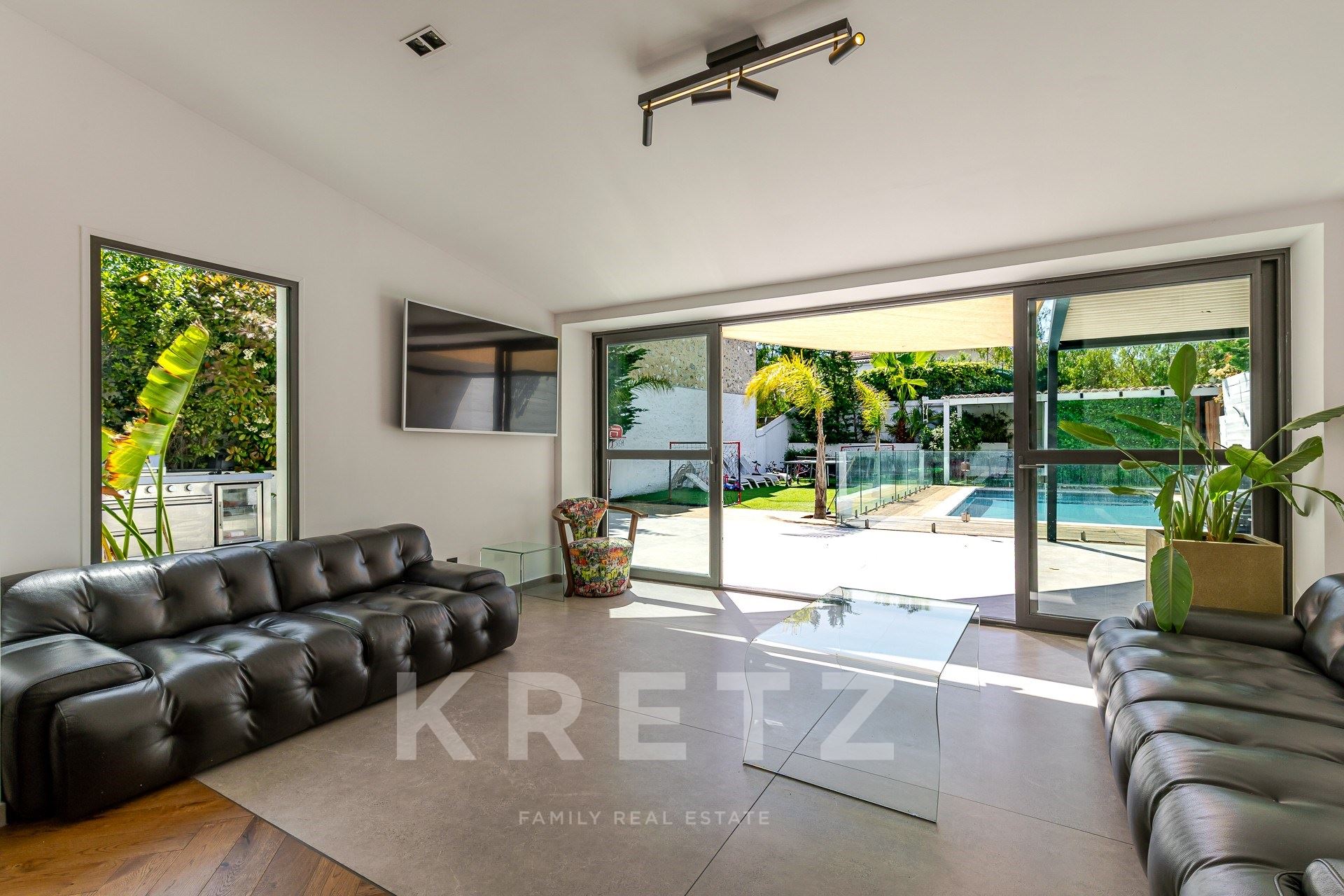 Marseille 9th District – Contemporary Private Mansion with Garden and Swimming Pool