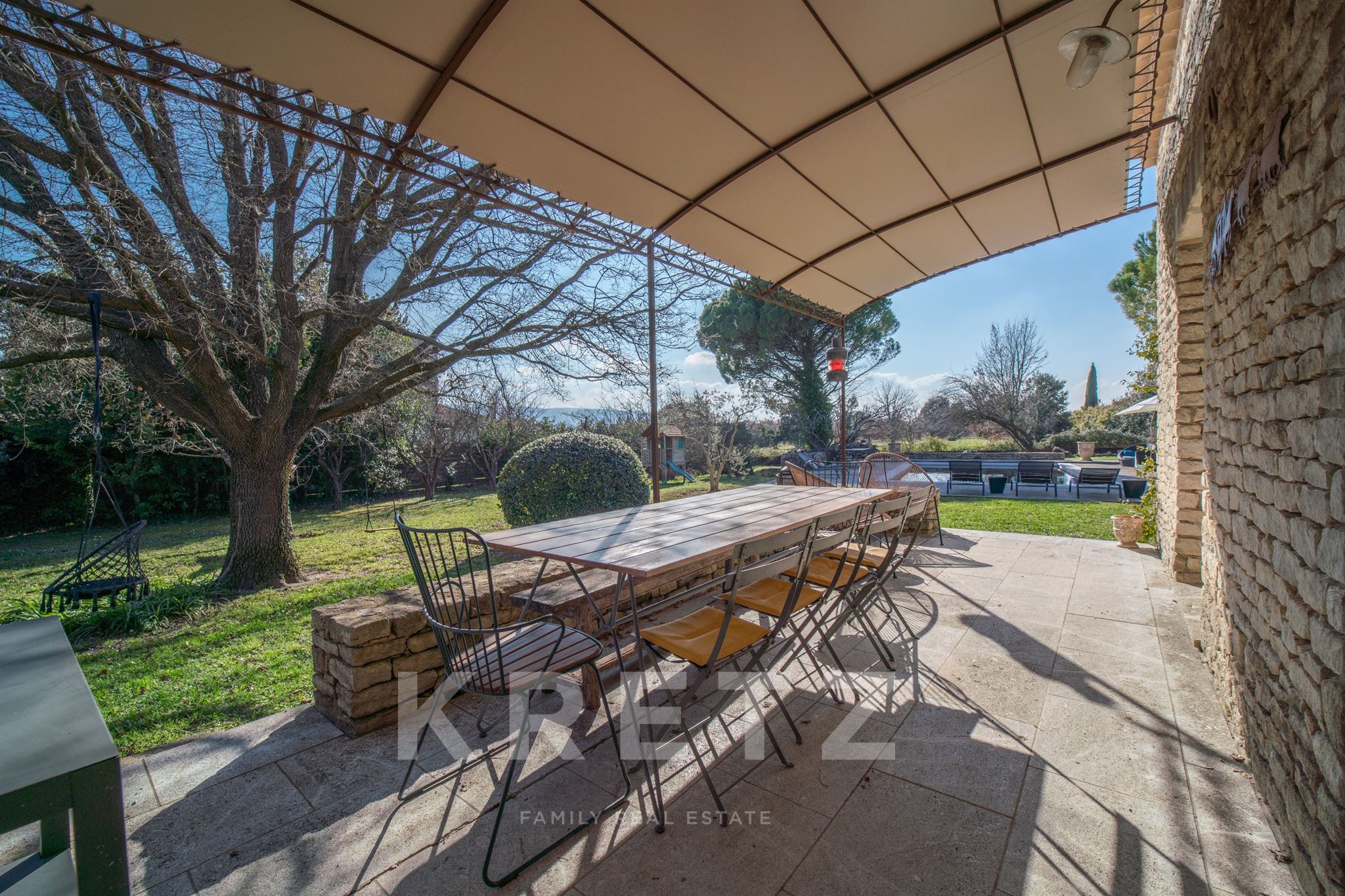 Villa en pierres avec vue sur le Luberon et terrain constructible à Gordes