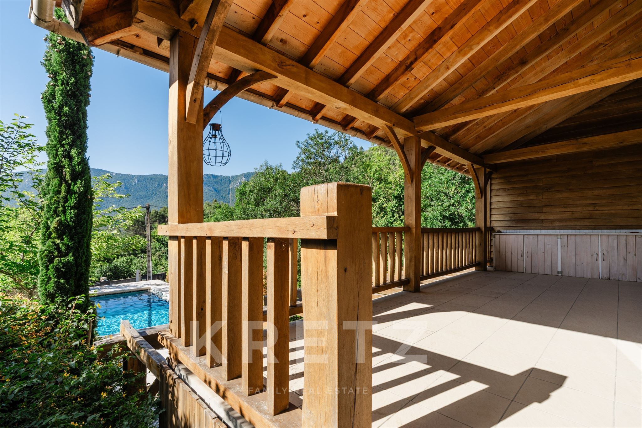 Una villa abierta al horizonte de los Pirineos, pensada tanto para vivir como para generar ingresos 