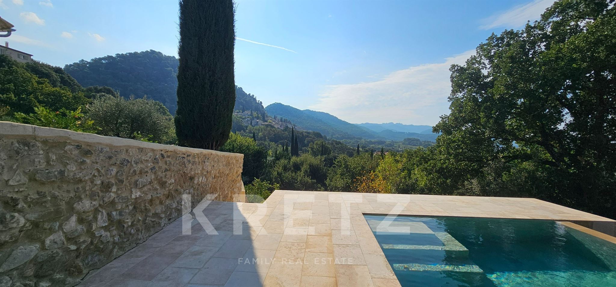 UNE DEMEURE CONFIDENTIELLE. UN PANORAMA SANS LIMITE. L’ART DE VIVRE LA PROVENCE AUTREMENT.