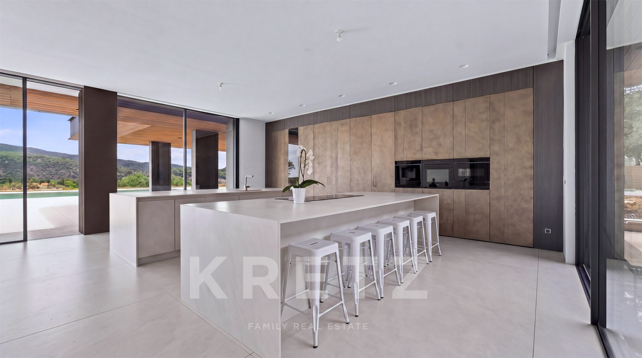 Ultra-contemporary 1000m2 villa with exceptional amenities
