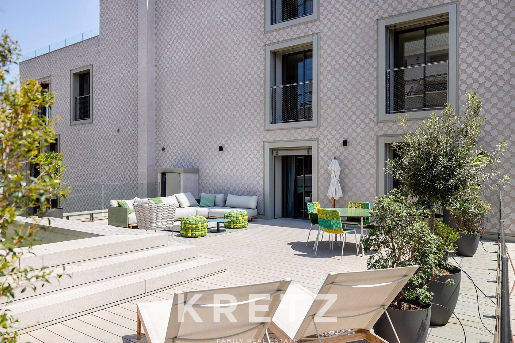 Modern Apartment with Private Pool, Large Terrace, and Premium Amenities in Prime Eixample Location