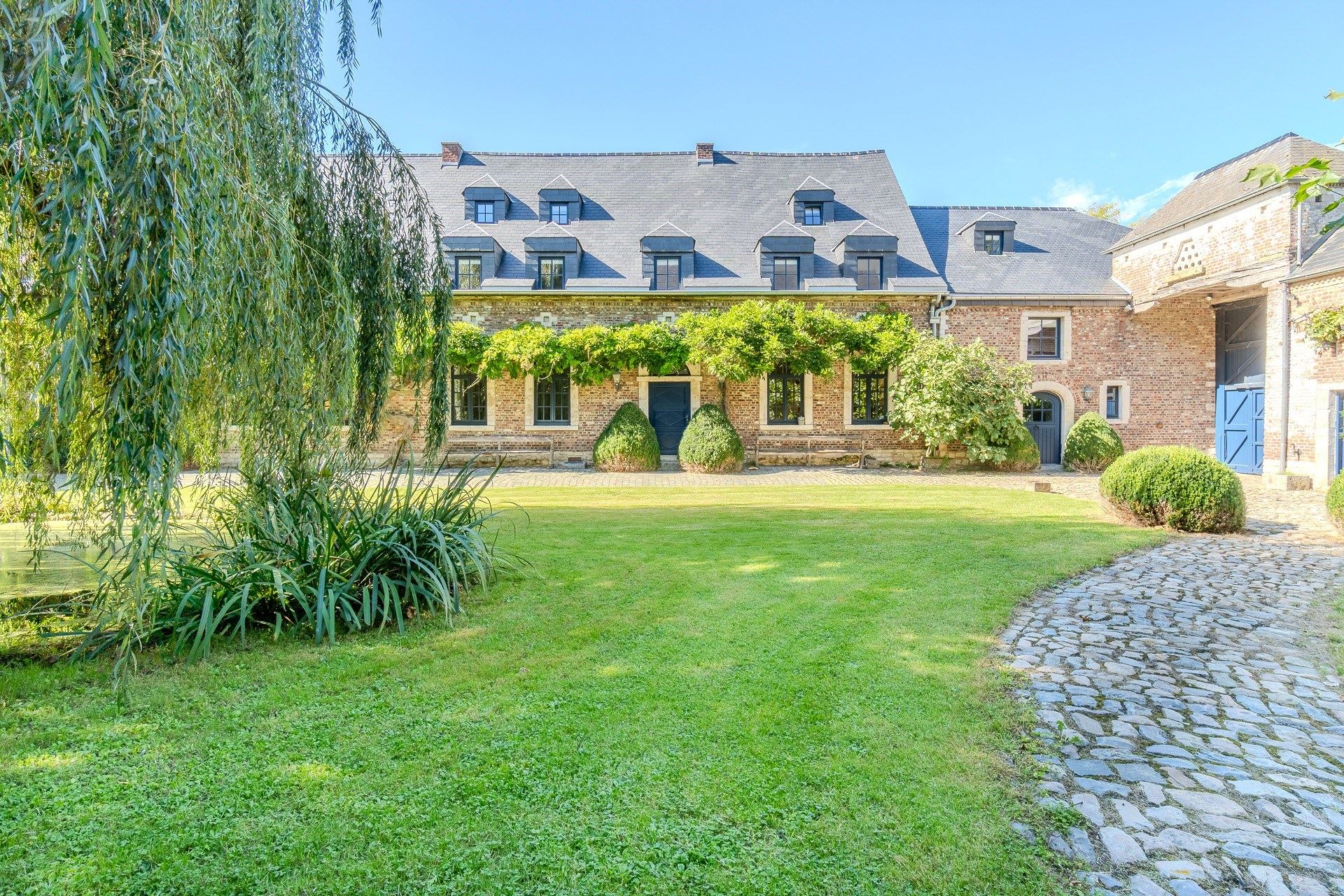 Ferme en carré exceptionnelle dans un cadre de vie unique à Longueville