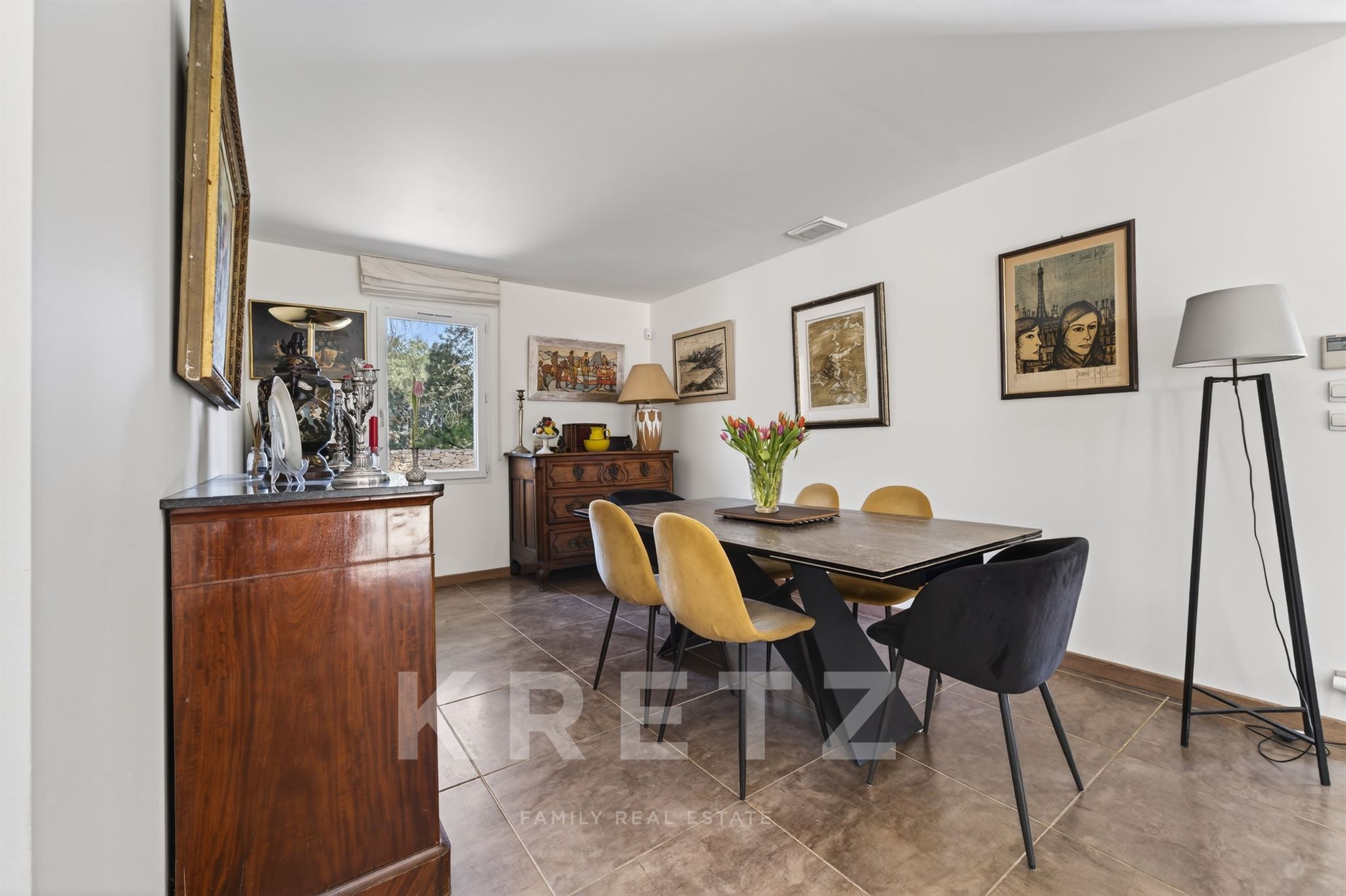 Family house of 223m2, its swimming pool and its wooded grounds of 3000 m2 in Nîmes sought after are