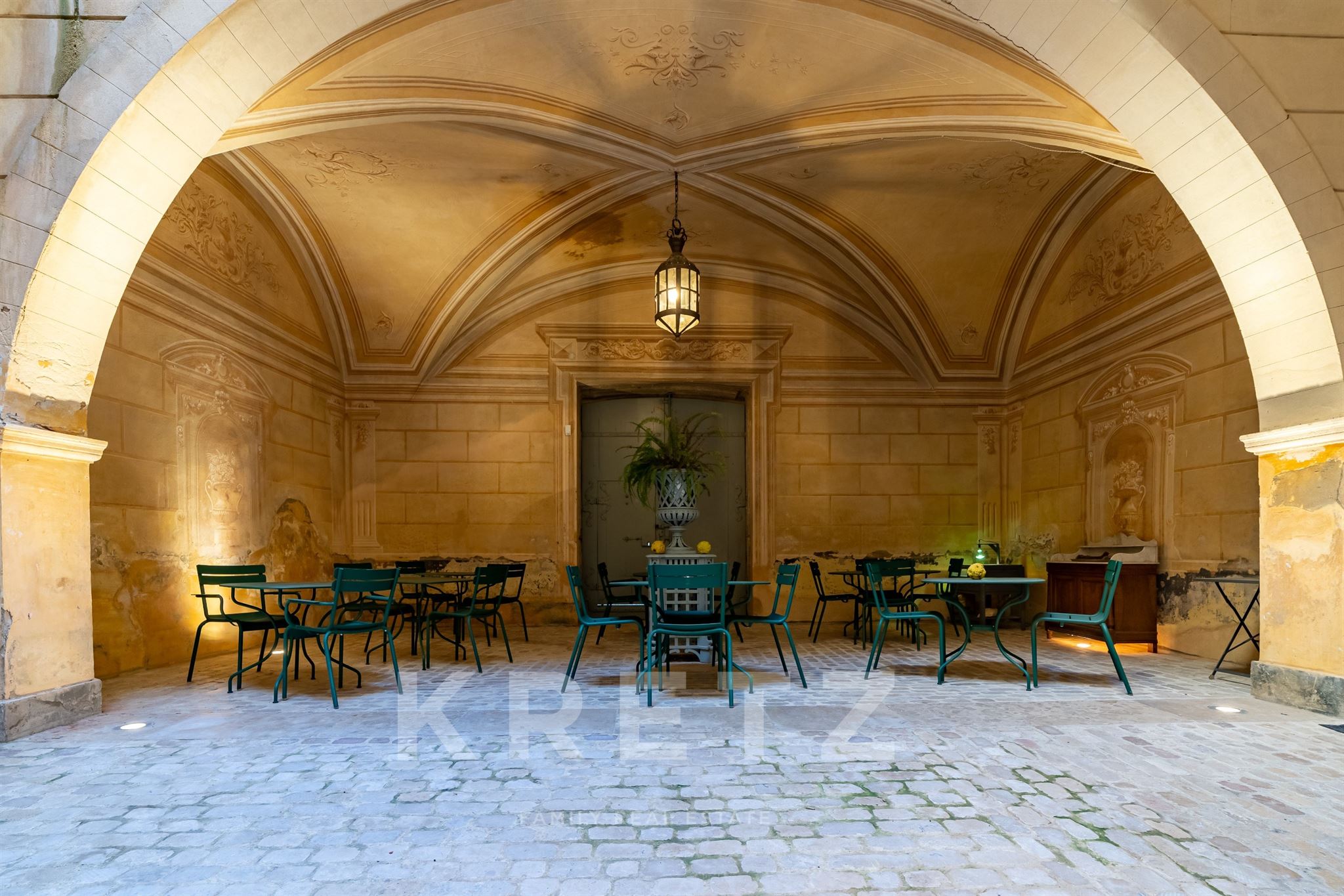 Chateau du XIeme siecle entièrement restauré au Pont du Gard