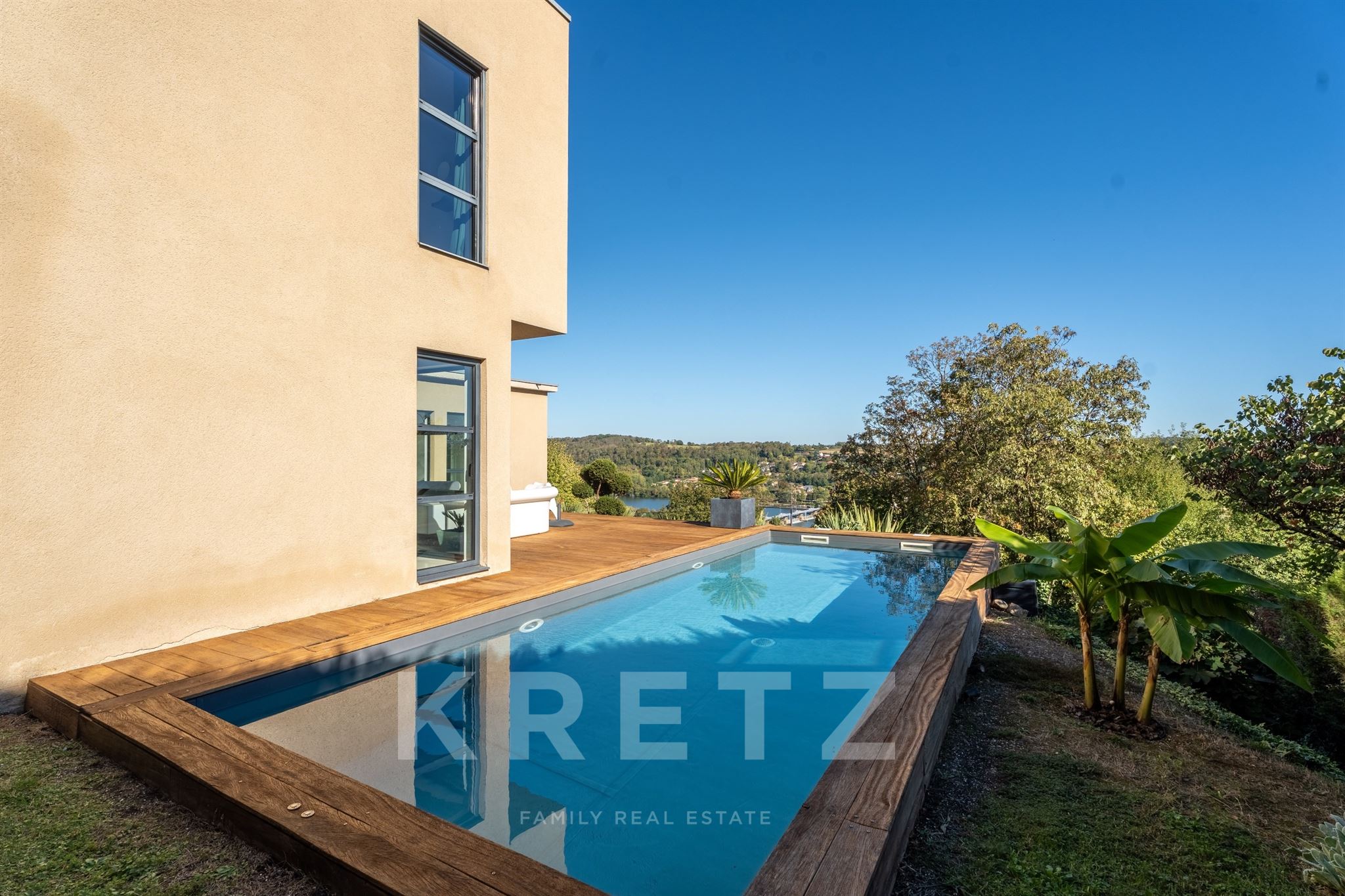 Monts d'Or – Maison d'architecte de 180 m² sur les hauteurs, piscine et forêt privée