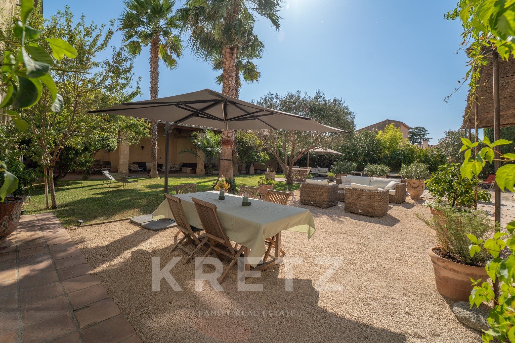 Exceptionnelle Maison de Maître avec jardin, piscine, garage et dépendances en coeur de village