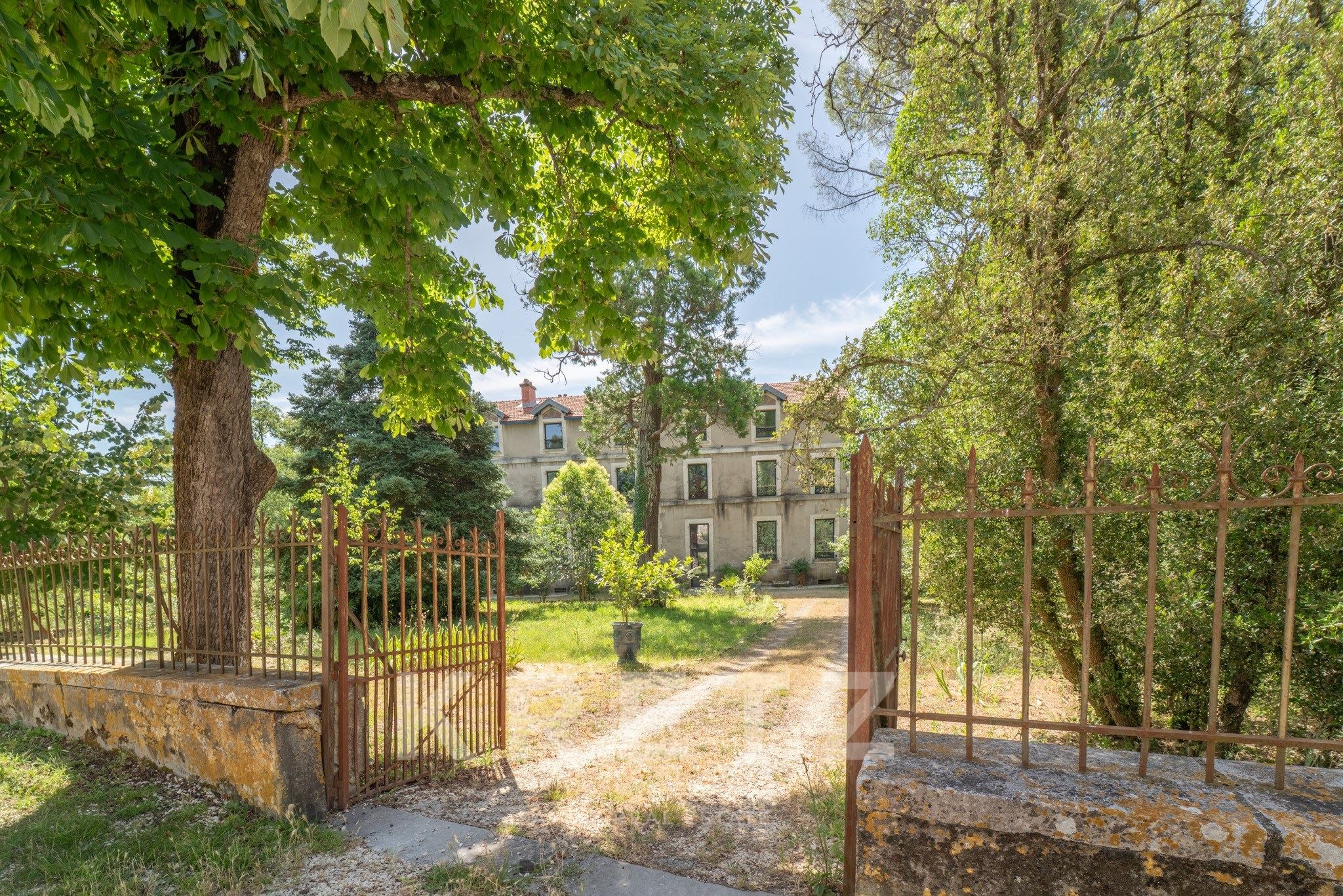 Propriedade excepcional com casa senhorial, adega e anexos no sopé das montanhas de Cévennes