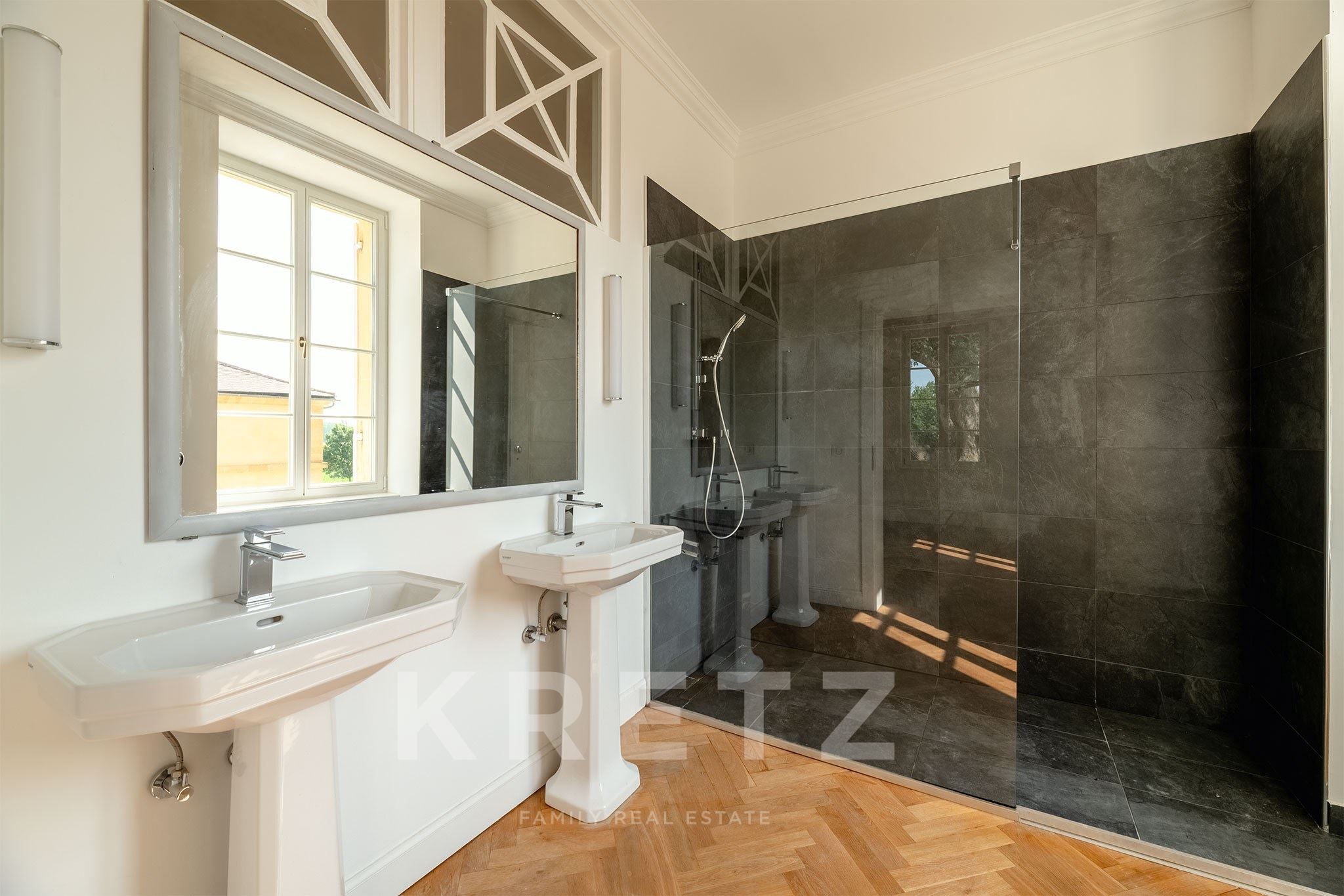 117 sqm in the heart of a château, surrounded by 20 hectares of parkland