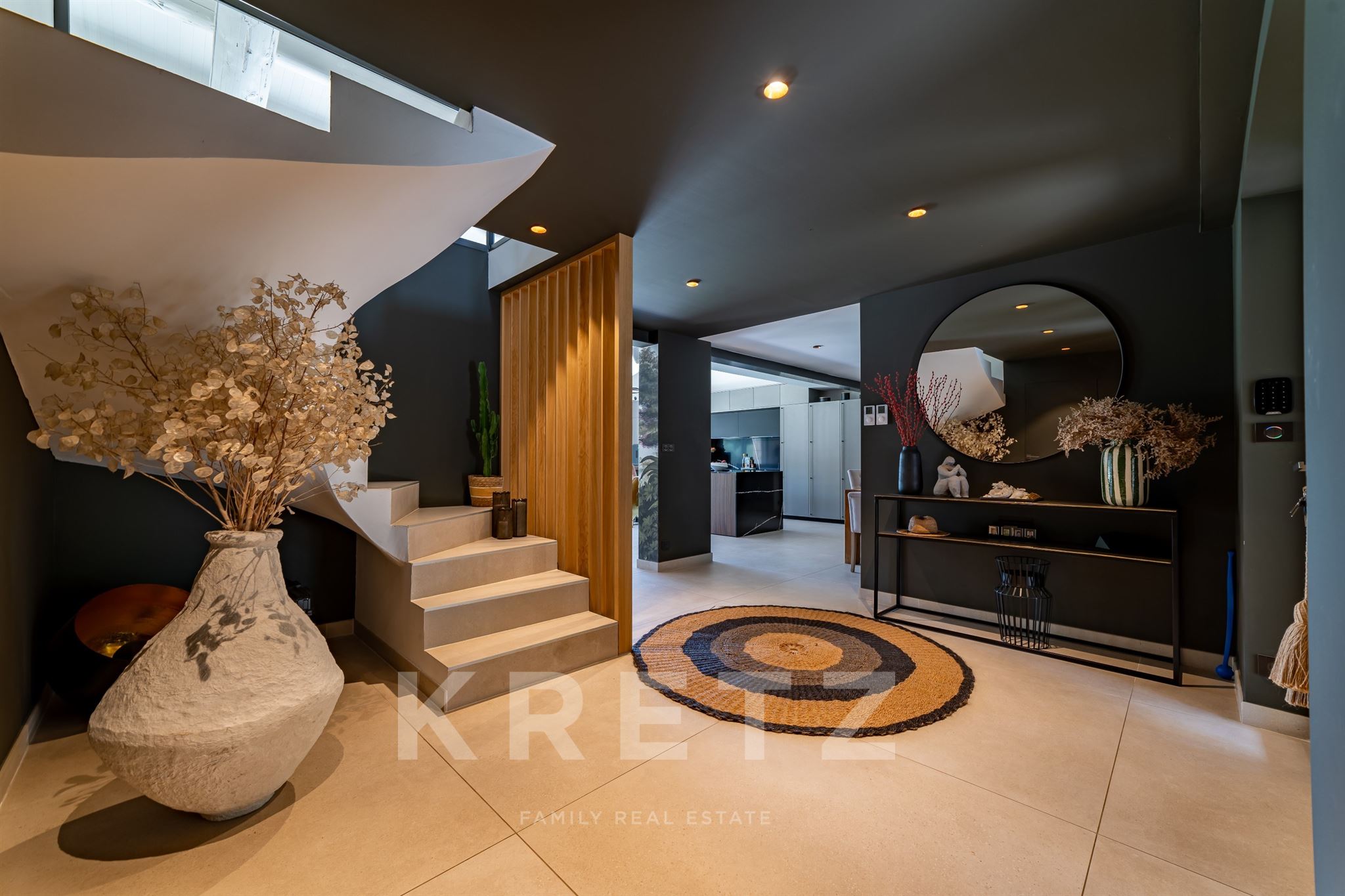 Renovated 253 sqm villa with heated pool, private tennis court and pool house