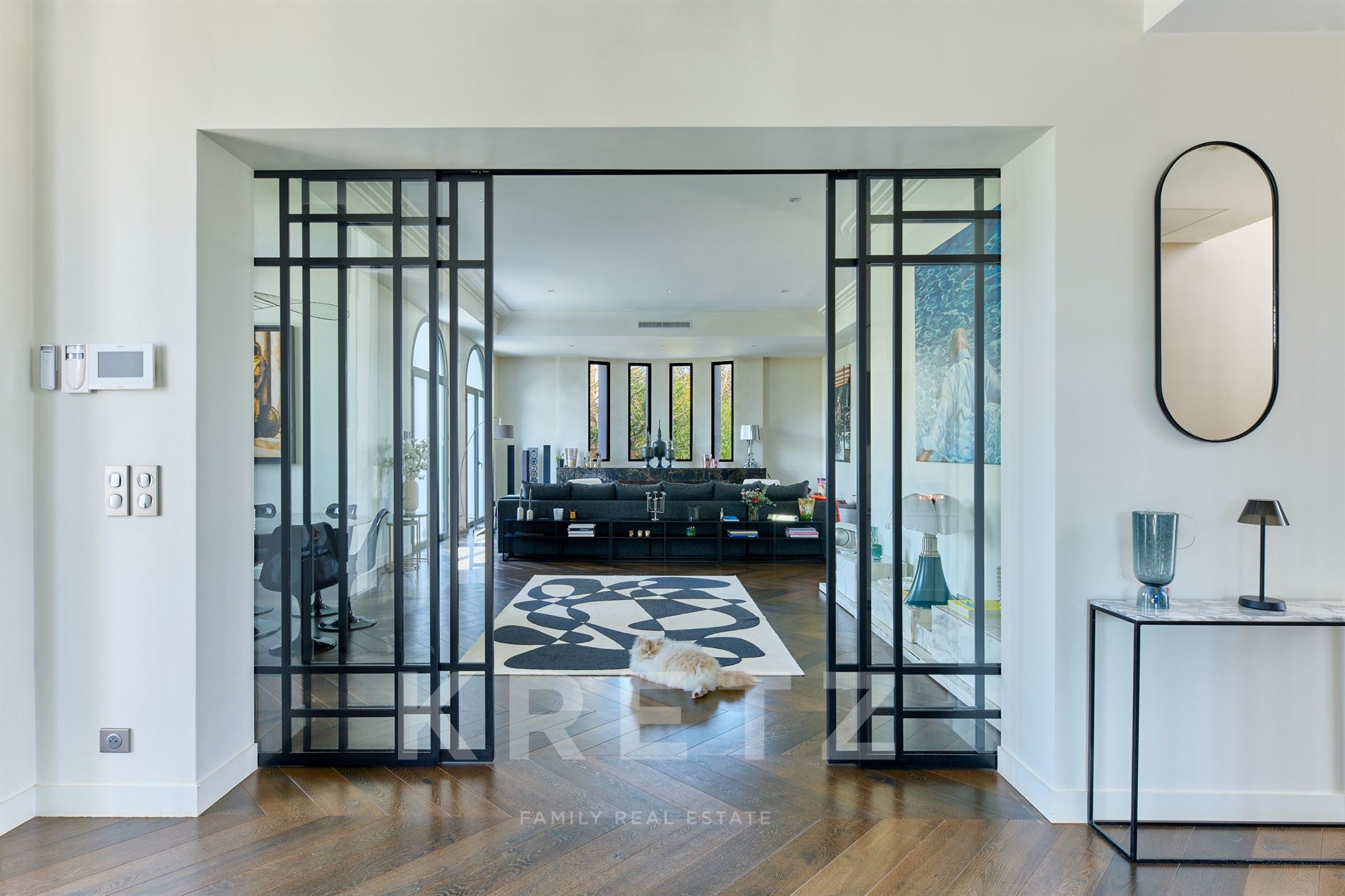 Contemporary villa with swimming pool in the heart of a private estate