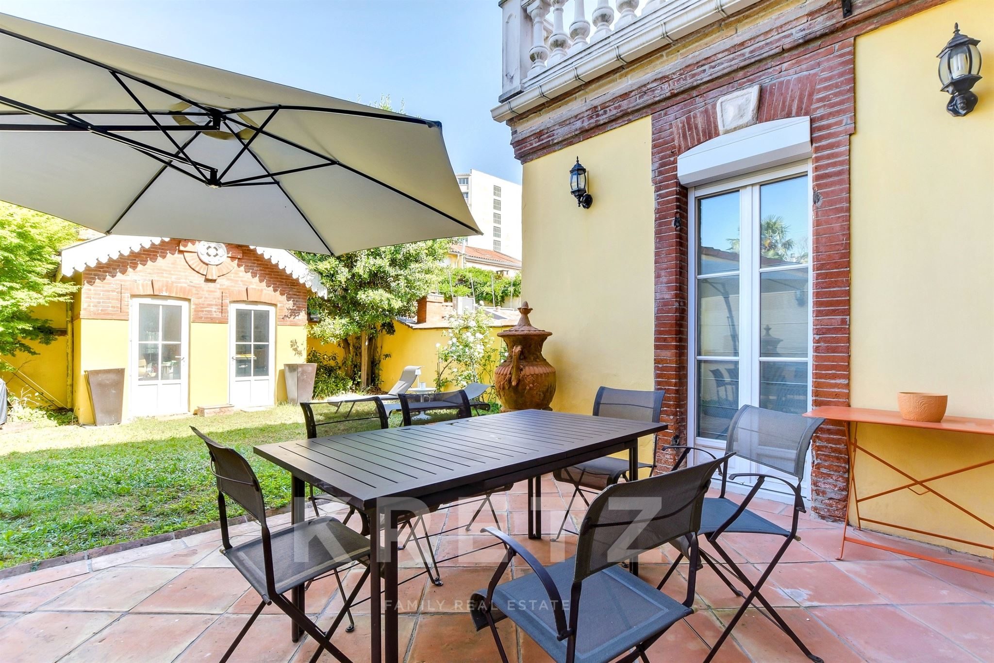 Bourgeois Townhouse with Garden and Garages in Les Chalets, Historic Centre of Toulouse