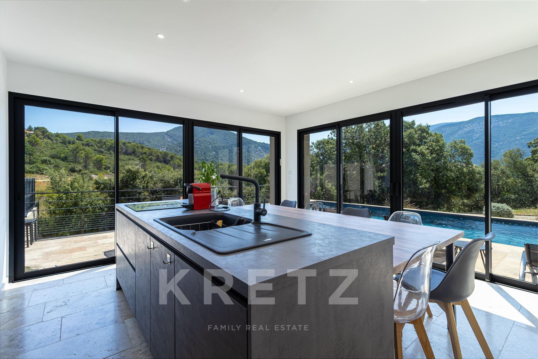 Une contemporaine d'exception face au Mont Ventoux… l'art de vivre en Provence.