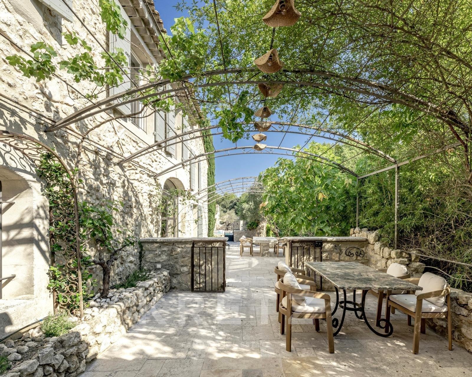 EXCLUSIVITÉ – EYGALIÈRES – MAS AUTHENTIQUE DU XVIIIe SIÈCLE DE 350 m2, 6 chambres
