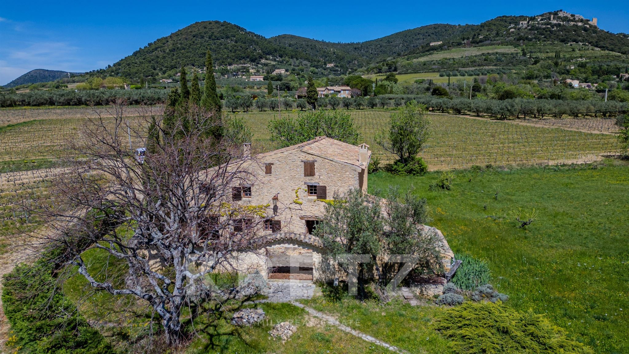 Exceptional Provencal Framhouse -To restore
