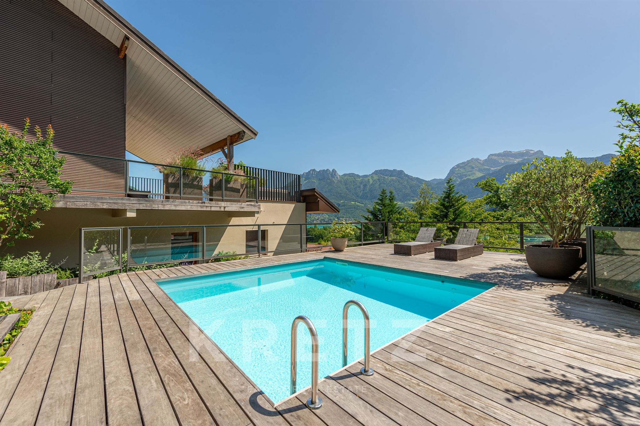 VILLA CONTEMPORAINE AVEC VUE PANORAMIQUE SUR LE LAC D’ANNECY - 4 SUITES - T2 - PISCINE - GARAGE