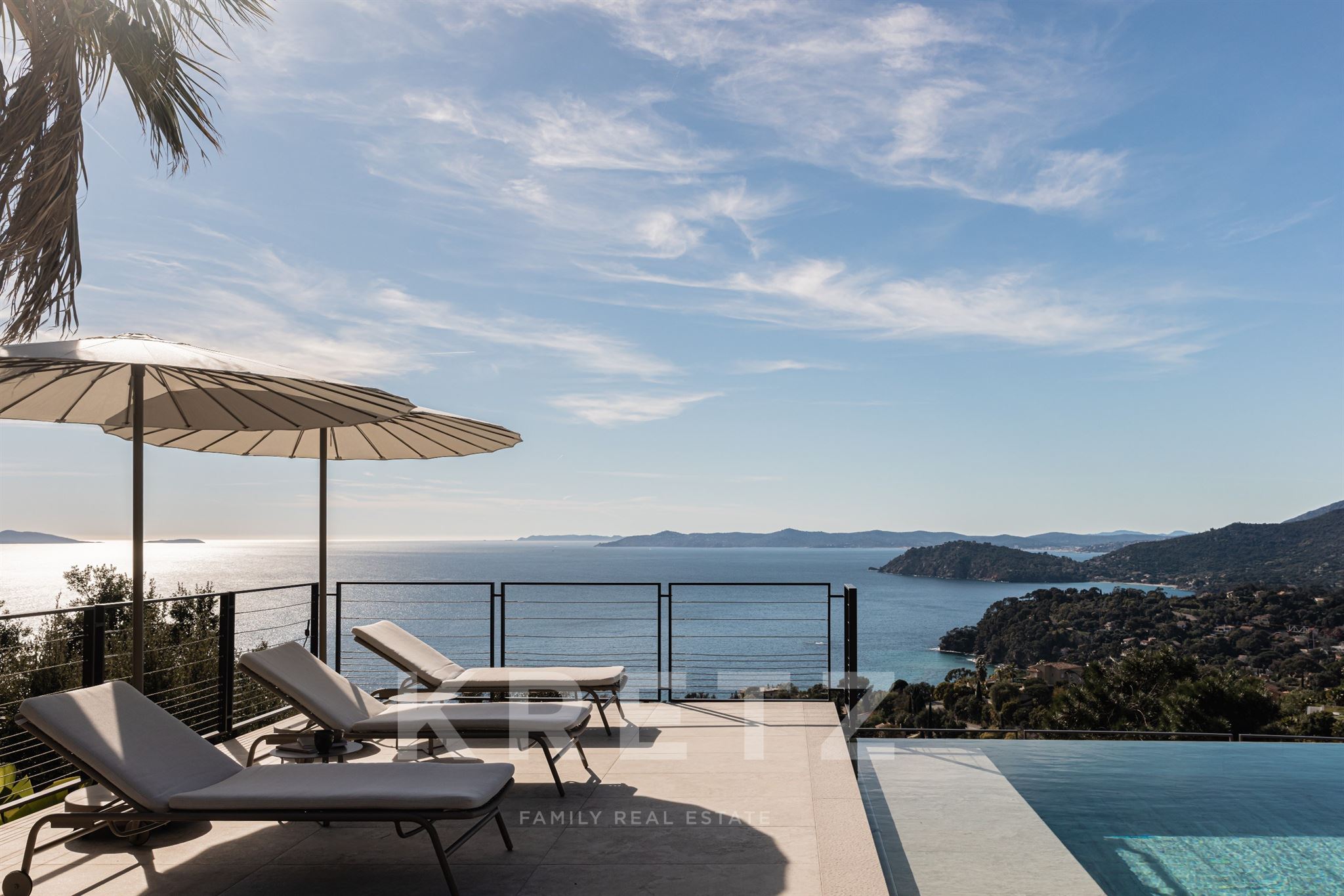 Exceptional contemporary villa overlooking the Îles d’Or