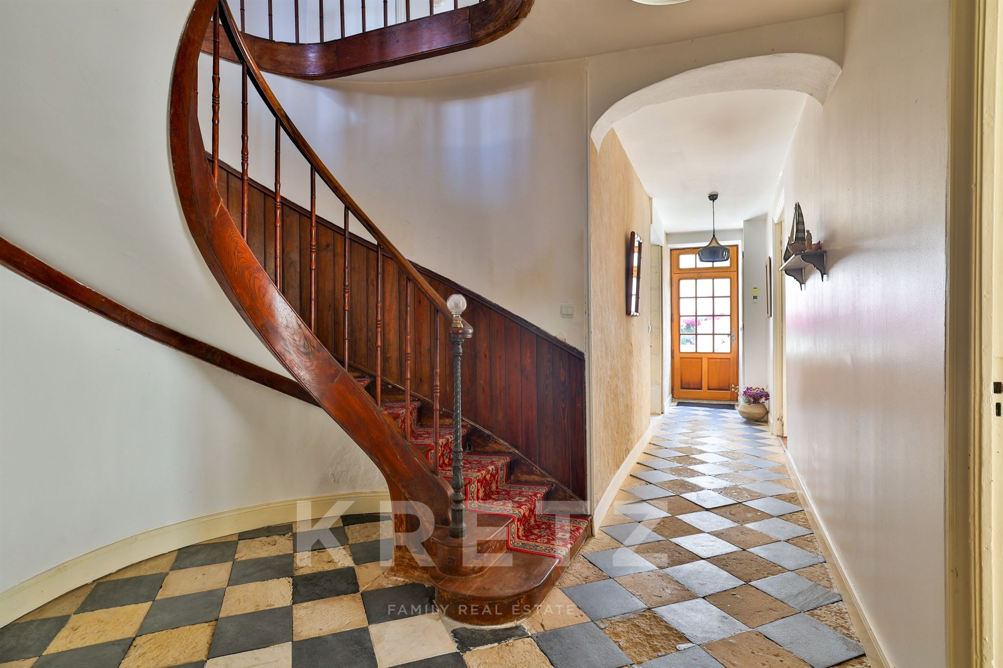 Charming Townhouse, 300 m², 6 Bedrooms, in the Heart of the City